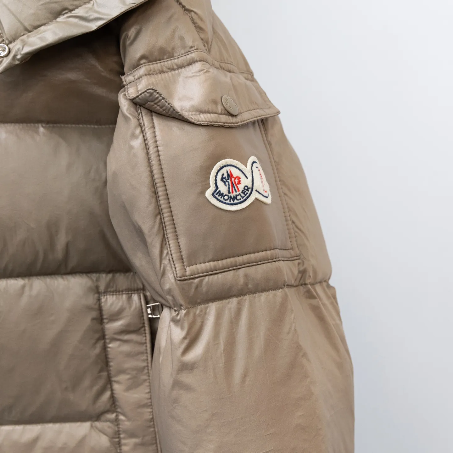 P740 Top version 🆕🆕🆕🆕Moncler/Moncler Maya 70th anniversary limited down jacket Moncler Maya classic shiny small label down jacket, the pockets on the cuffs are a perfect combination with the 70-week wool felt small label, the hood is removable, the fabric is customized and is consistent with the original version, the lacquered shiny fabric is windproof and waterproof, the same as the original version Filled with 90% white duck down, up to 400g of down, excellent thermal insulation effect, a must in cold areas Customized original accessories, complete with three labels, molded custom logo buttons Color: Black White Brown SIZE: 1 2 3 4 5