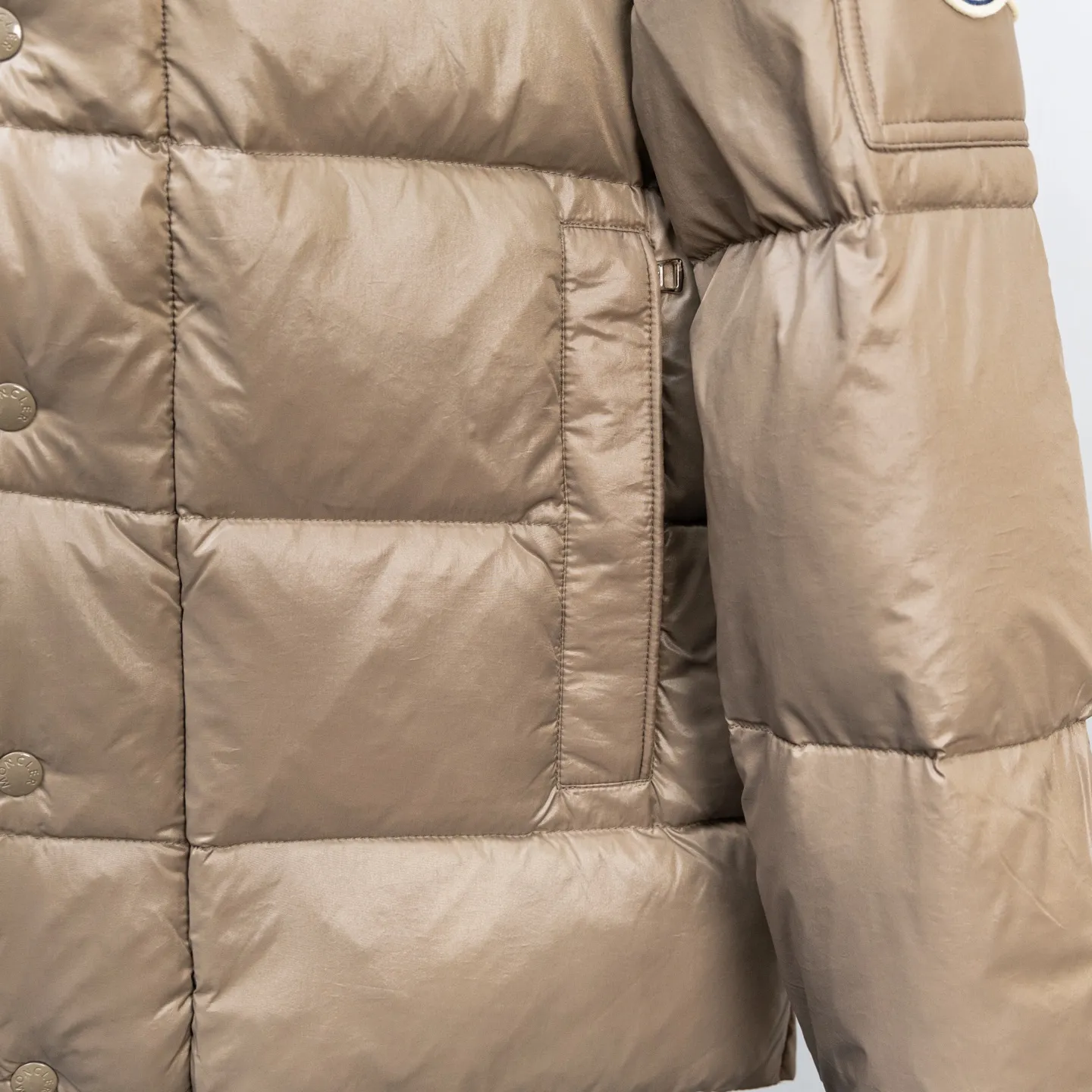 P740 Top version 🆕🆕🆕🆕Moncler/Moncler Maya 70th anniversary limited down jacket Moncler Maya classic shiny small label down jacket, the pockets on the cuffs are a perfect combination with the 70-week wool felt small label, the hood is removable, the fabric is customized and is consistent with the original version, the lacquered shiny fabric is windproof and waterproof, the same as the original version Filled with 90% white duck down, up to 400g of down, excellent thermal insulation effect, a must in cold areas Customized original accessories, complete with three labels, molded custom logo buttons Color: Black White Brown SIZE: 1 2 3 4 5