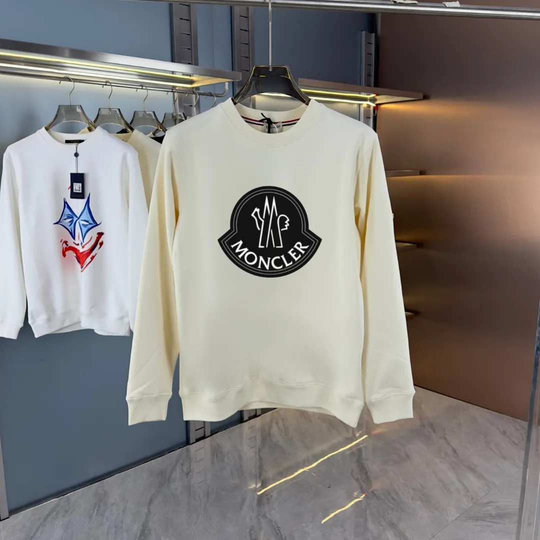 P210 high version sweatshirt) 📦With exclusive picture packaging📦 [Long-term ready stock] Upgraded version "Mobile phone smart sensor ~ NFC chip armband ~ Direct access to the official website anti-counterfeiting" 〖 𝐌𝐎𝐍𝐂𝐋𝐄𝐑 ~ Mouth covering〗 2025 new high quality, using 450g heavyweight fabric Different from the market currency, you can mix and match everything at will and you will be handsome😎The whole clothes is made of double waistcoats. The double waistcoats make the whole dress more three-dimensional. It is not an ordinary factory that can do such fine work. 2025 autumn and winter new style, on sale at the counter, exquisite printed round neck terry sweatshirt. High-end double-ply cotton. Customized stretch ribs are dyed in the same vat. Three standards are complete. It is matched with digital printing patterns and is very breathable. Same style for men and women. Color: black, white, apricot. Size: S M L XL 2XL