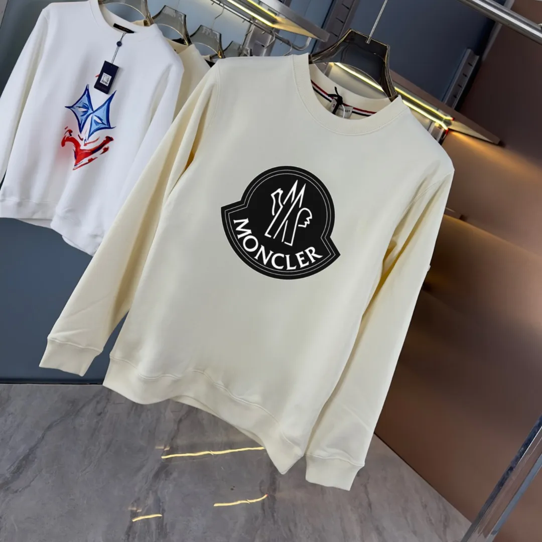 P210 high version sweatshirt) 📦With exclusive picture packaging📦 [Long-term ready stock] Upgraded version "Mobile phone smart sensor ~ NFC chip armband ~ Direct access to the official website anti-counterfeiting" 〖 𝐌𝐎𝐍𝐂𝐋𝐄𝐑 ~ Mouth covering〗 2025 new high quality, using 450g heavyweight fabric Different from the market currency, you can mix and match everything at will and you will be handsome😎The whole clothes is made of double waistcoats. The double waistcoats make the whole dress more three-dimensional. It is not an ordinary factory that can do such fine work. 2025 autumn and winter new style, on sale at the counter, exquisite printed round neck terry sweatshirt. High-end double-ply cotton. Customized stretch ribs are dyed in the same vat. Three standards are complete. It is matched with digital printing patterns and is very breathable. Same style for men and women. Color: black, white, apricot. Size: S M L XL 2XL
