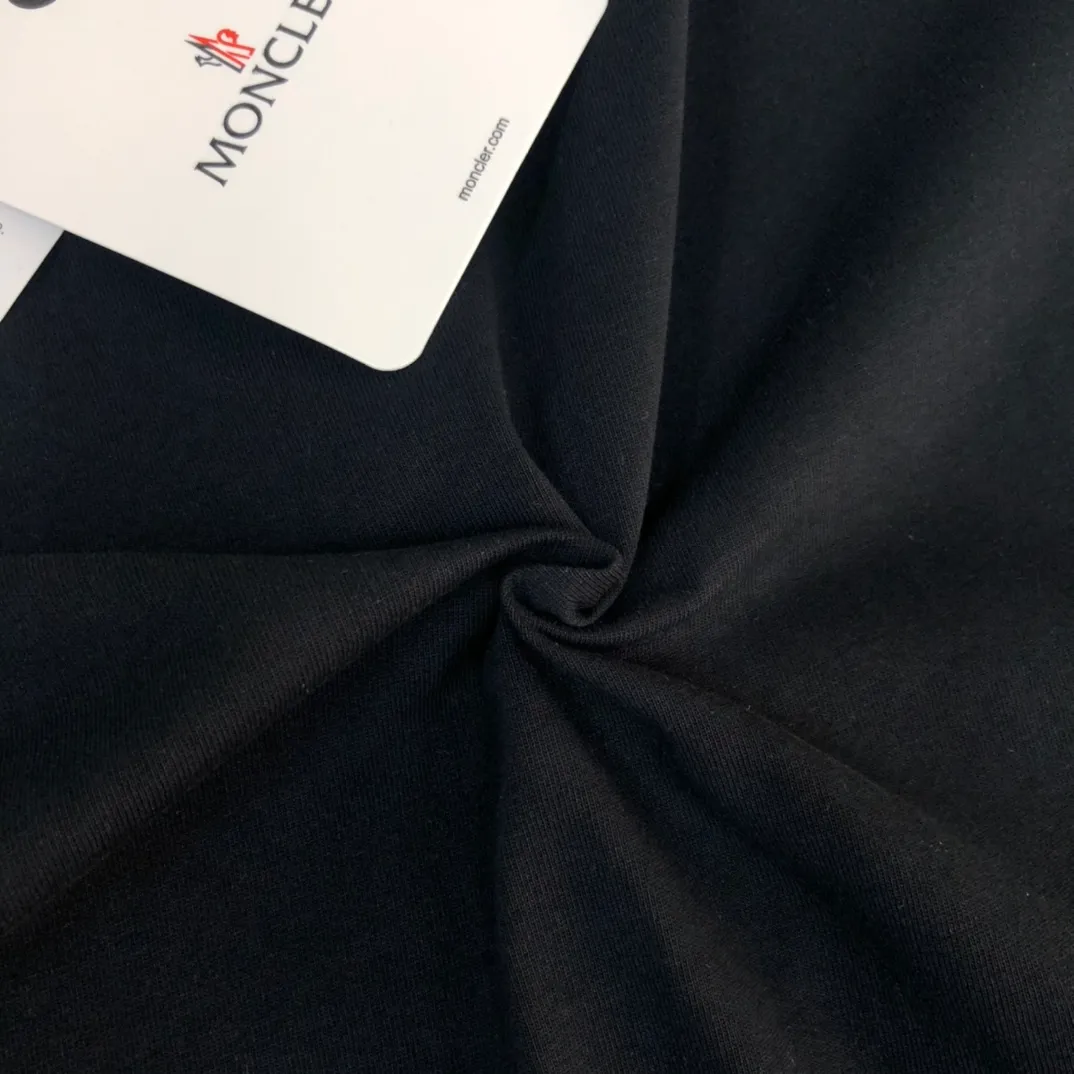 P160 MONCLER masked clean short-sleeved T-shirt. The fabric upper body is comfortable and breathable, not stiff, slim cut, and made of high-end custom-made pure cotton fabric! The upper body is comfortable and stylish, and it can be worn alone as an inner layer. It is a must-have for fashionistas! ! ! Color: Black White Light Gray Royal Blue Sky Blue Dark Gray Orange Brown Size: S M L XL (Loose version! Please indicate your height and weight when placing an order)
