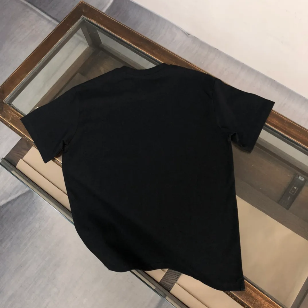 P160 MONCLER masked clean short-sleeved T-shirt. The fabric upper body is comfortable and breathable, not stiff, slim cut, and made of high-end custom-made pure cotton fabric! The upper body is comfortable and stylish, and it can be worn alone as an inner layer. It is a must-have for fashionistas! ! ! Color: Black White Light Gray Royal Blue Sky Blue Dark Gray Orange Brown Size: S M L XL (Loose version! Please indicate your height and weight when placing an order)