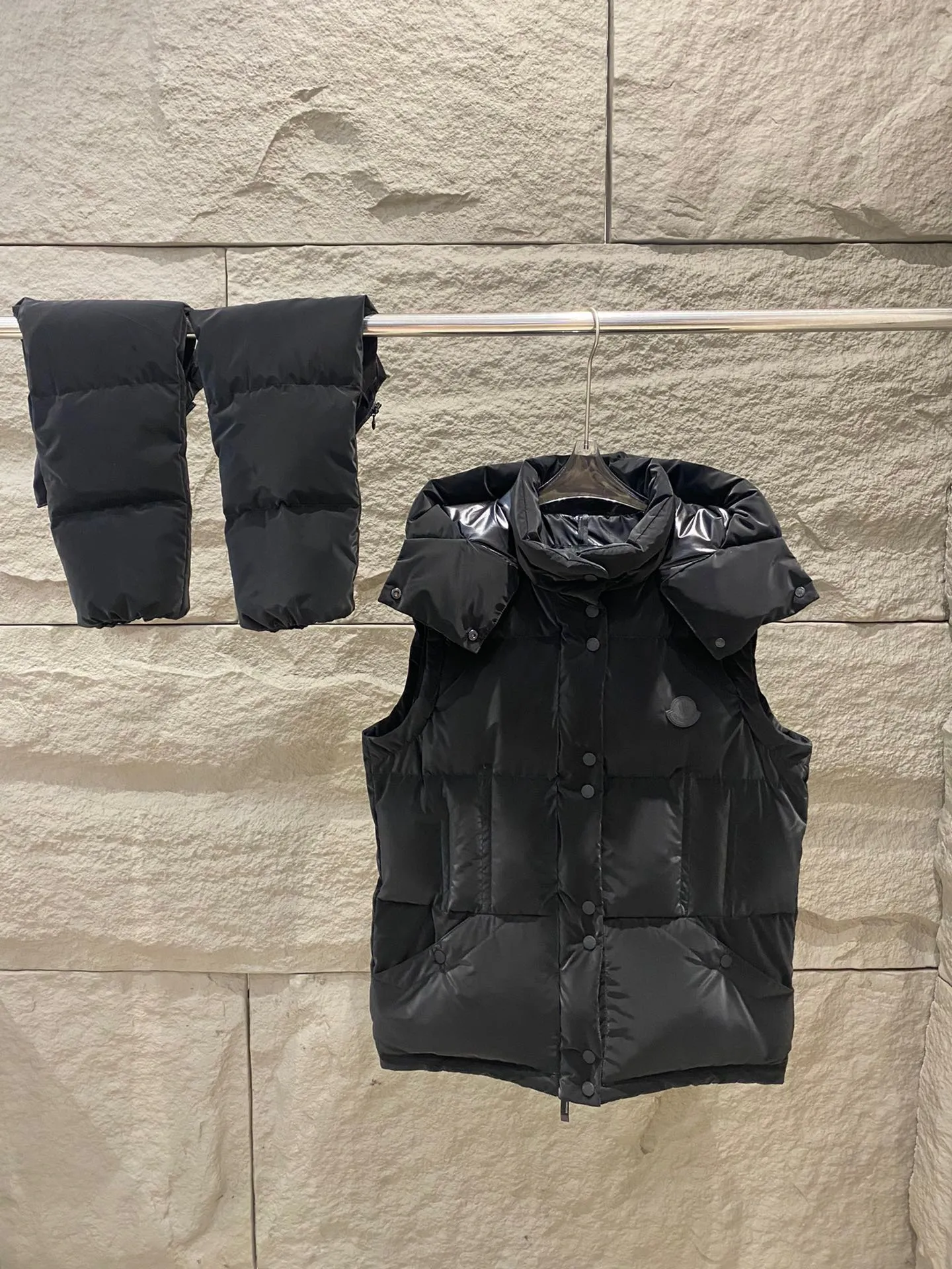 P1100 Moncler 24 New Black Label Allymes 2-in-1 Down Jacket Black Swan 🦢 The Allymes down jacket is practical and easy to wear. The sleeves are detachable and can be worn as a down jacket or a vest. Short design, made of light and strong fine tear-resistant fabric, windproof and waterproof, stain-resistant and washable, good news for lazy people! Equipped with a detachable hood, mold opening hardware, 90 velvet filling, and a perfect 1:1 replica! ·Fine tear-resistant fabric ·Removable hood and sleeves ·Zipper and snap closure ·Snap closure pockets ·Elastic cuffs ·Drawstring hem ·Silicone logo patch on chest Size: 0/1/2/3