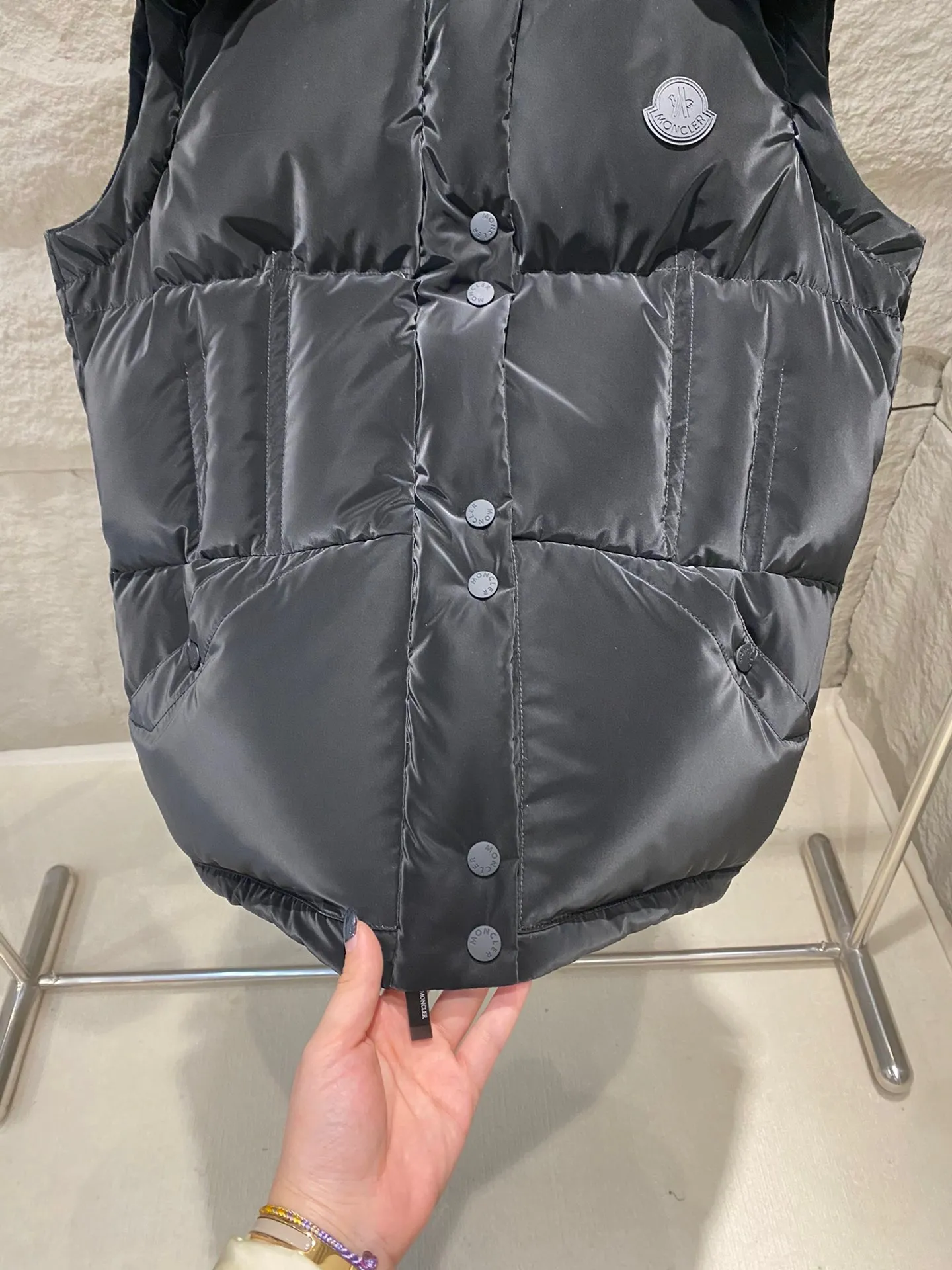 P1100 Moncler 24 New Black Label Allymes 2-in-1 Down Jacket Black Swan 🦢 The Allymes down jacket is practical and easy to wear. The sleeves are detachable and can be worn as a down jacket or a vest. Short design, made of light and strong fine tear-resistant fabric, windproof and waterproof, stain-resistant and washable, good news for lazy people! Equipped with a detachable hood, mold opening hardware, 90 velvet filling, and a perfect 1:1 replica! ·Fine tear-resistant fabric ·Removable hood and sleeves ·Zipper and snap closure ·Snap closure pockets ·Elastic cuffs ·Drawstring hem ·Silicone logo patch on chest Size: 0/1/2/3