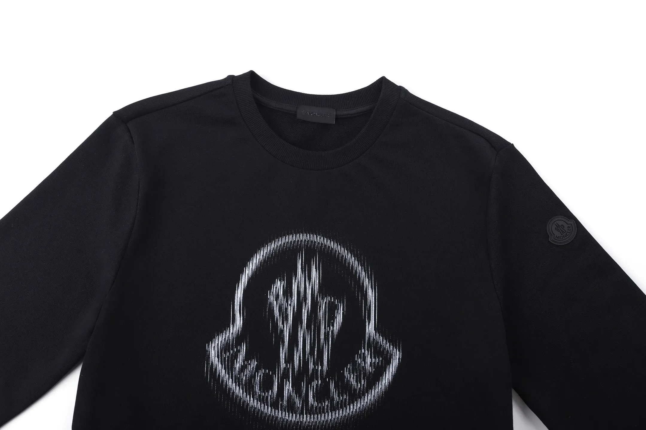 P340 Moncler 24FW Fuzzy Logo Printed Round Neck Sweatshirt (Black) The original version was purchased for RMB 3,926 and developed. The fabric is made of 320g double-ply combed cotton sweatshirt material, and the ribs are made of 2*2 cotton luxury ribs. The fabric enzyme washing process uses biological enzymes to gently wash the fabric, which can not only clean the fabric impurities, but also soften the fiber texture, making the sweatshirt more skin-friendly and soft to the touch, while retaining the stiffness of the fabric itself, making it less likely to deform after long-term wear. The printing part uses digital direct-injection technology: the pattern accurately restores the detailed texture of the brand logo, the color is delicate and has strong adhesion, and it is not easy to fade or crack after washing; the direct-injection process allows the printing to be highly integrated with the fabric without producing a stiff gluey feel, taking into account both aesthetics and wearing comfort. Thanks to the combination of craftsmanship, the clothes not only have a high-end texture, but also take into account the durability of daily wear. It is recommended to hand wash to better maintain the craftsmanship effect. The overall wiring is straight and delicate, the fabric is comfortable and soft, and the color is consistent without color difference. It can be matched with the same style to create a fashionable look and control various occasions. Customized accessories, complete with three standards, the same style for men and women. Size:S-M-L-XL
