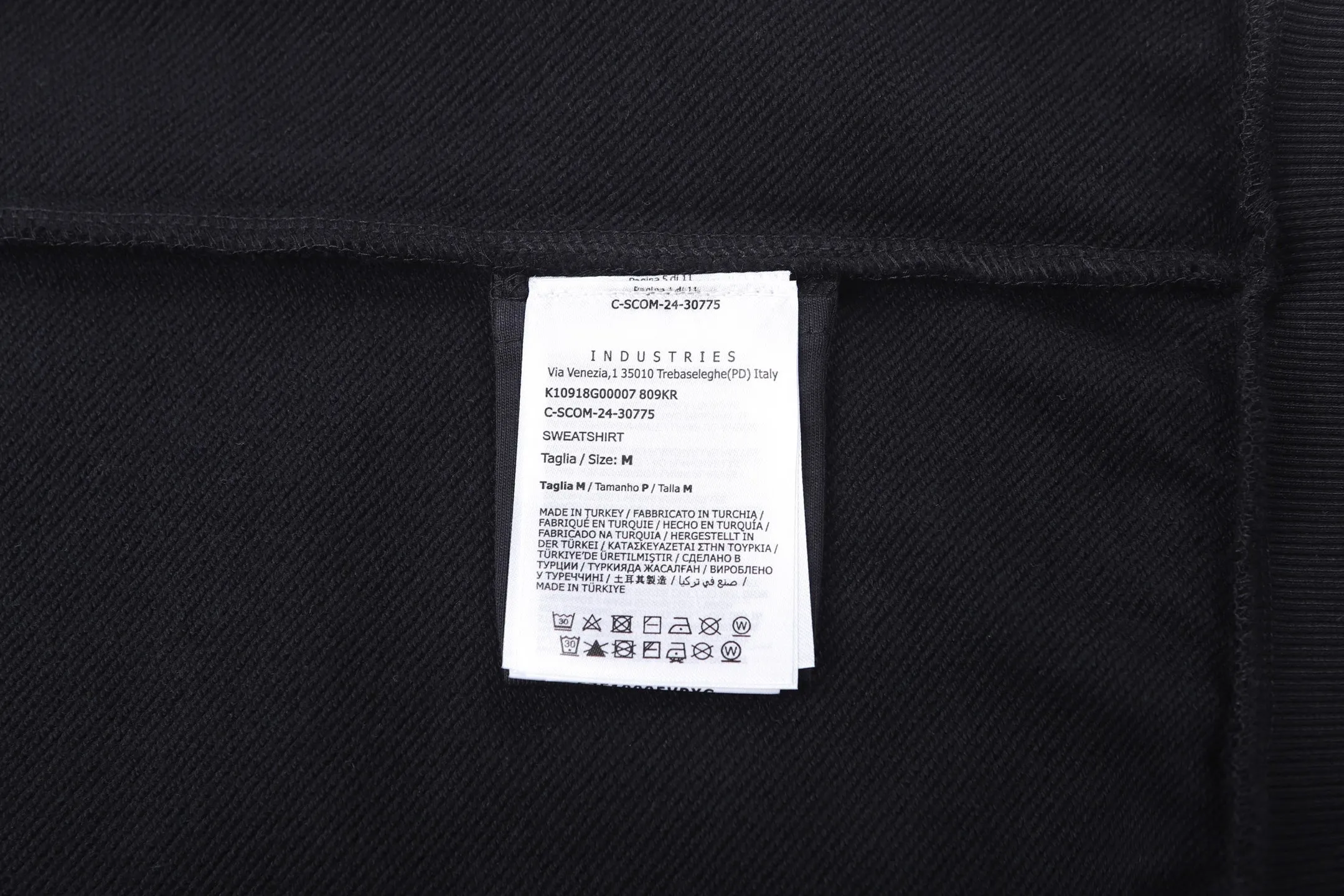 P340 Moncler 24FW Fuzzy Logo Printed Round Neck Sweatshirt (Black) The original version was purchased for RMB 3,926 and developed. The fabric is made of 320g double-ply combed cotton sweatshirt material, and the ribs are made of 2*2 cotton luxury ribs. The fabric enzyme washing process uses biological enzymes to gently wash the fabric, which can not only clean the fabric impurities, but also soften the fiber texture, making the sweatshirt more skin-friendly and soft to the touch, while retaining the stiffness of the fabric itself, making it less likely to deform after long-term wear. The printing part uses digital direct-injection technology: the pattern accurately restores the detailed texture of the brand logo, the color is delicate and has strong adhesion, and it is not easy to fade or crack after washing; the direct-injection process allows the printing to be highly integrated with the fabric without producing a stiff gluey feel, taking into account both aesthetics and wearing comfort. Thanks to the combination of craftsmanship, the clothes not only have a high-end texture, but also take into account the durability of daily wear. It is recommended to hand wash to better maintain the craftsmanship effect. The overall wiring is straight and delicate, the fabric is comfortable and soft, and the color is consistent without color difference. It can be matched with the same style to create a fashionable look and control various occasions. Customized accessories, complete with three standards, the same style for men and women. Size:S-M-L-XL