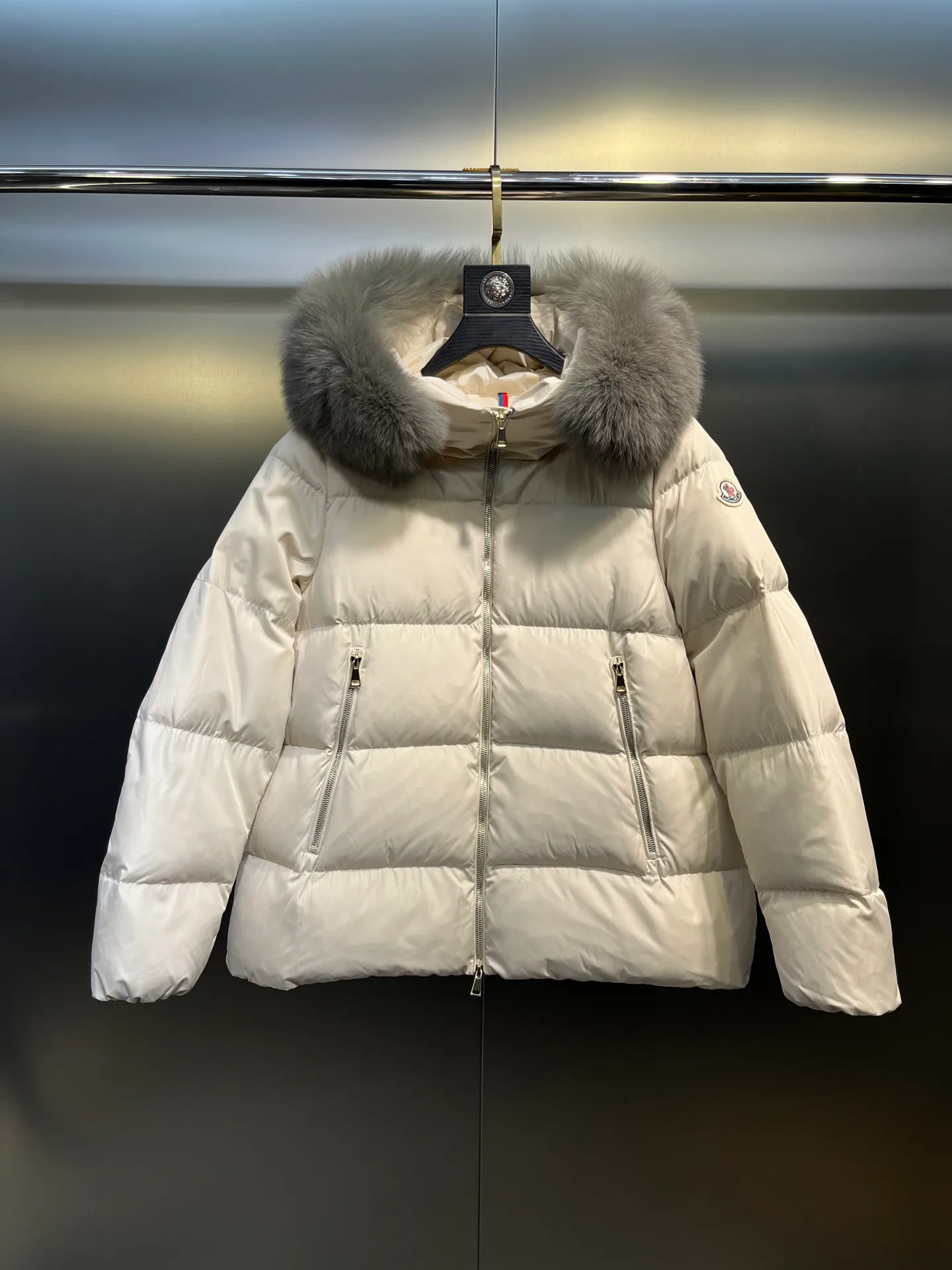 P960 moncler🌟 25s new autumn and winter classic doll version hooded fur collar down jacket. Original custom-made oversized raccoon fur collar. Memory silk fabric texture is awesome. Age-reducing girl style. A-line version casual and age-reducing and fashionable. National standard imported 90 white goose down filling. Light, warm and comfortable. Original hardware accessories. Original mark and original standard complete size: 1234