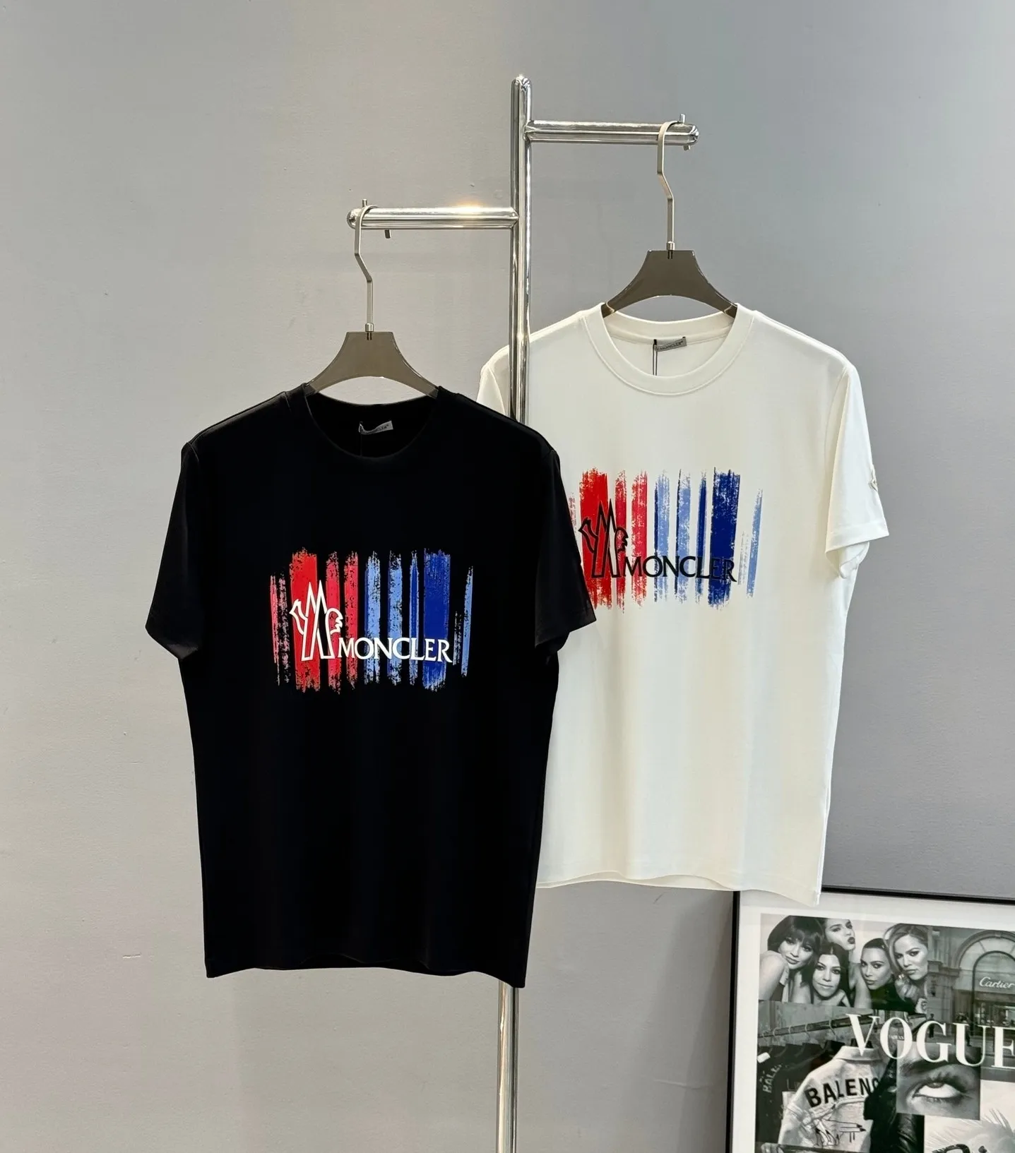 P160 Moncler 25s new modal T-shirt. Brand letter logo printing design. Graffiti shape. Red and blue color gradient combination presents special features. Classic small hat at the cuff position. Clean, refreshing, simple and generous. Recommended items for any age [Fireworks] regular version! Custom-made 250g modal comb fabric, the surface is skin-friendly and smooth, and the body is as comfortable as a baby! Color: Black. White. Size: s-xxl