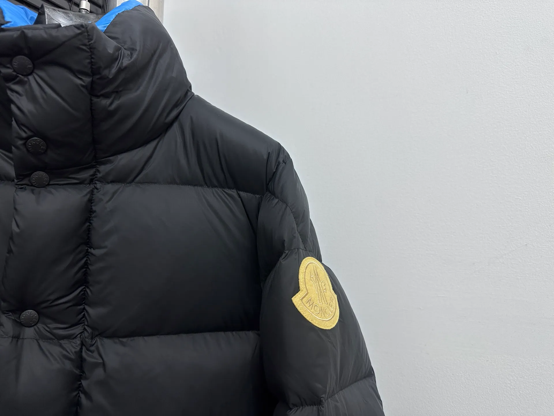 P860 [𝑴𝒐𝒏𝒄𝒍𝒆𝒓] Mouthless DERVOR series Blue fat man long-sleeved down jacket Meng Mouth DERVOX limited color matching 1952 joint model men's goose down stand-up collar thickened bread can be made into couple style 95% national standard white gooseneck down filling. The filling is extremely full. 700+ fill power. The tag barcode model number corresponds to the official website. The tag has built-in NFC electronic sensor for anti-counterfeiting) Dervox down is made of lightweight nylon laqué fabric, which is comfortable and warm without being heavy. This short style features an internal shoulder strap that can be carried as a carry when the weather heats up, making it ideal for urban or alpine wear. Made in pop tones, it's finished with a bold logo patch. Details Made of lightweight nvlon laqué fabric Color: Fat Blue Sizes: 1-2-3-4-5