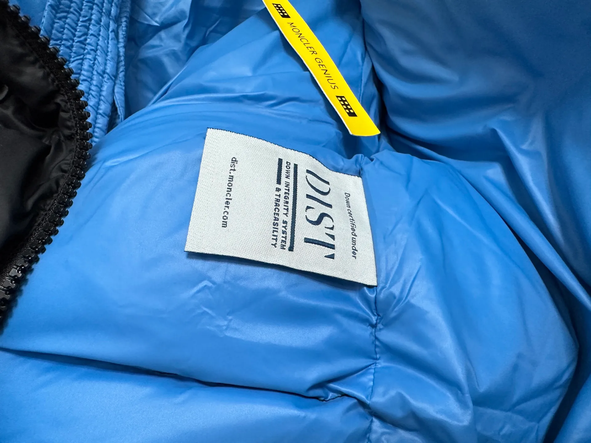 P860 [𝑴𝒐𝒏𝒄𝒍𝒆𝒓] Mouthless DERVOR series Blue fat man long-sleeved down jacket Meng Mouth DERVOX limited color matching 1952 joint model men's goose down stand-up collar thickened bread can be made into couple style 95% national standard white gooseneck down filling. The filling is extremely full. 700+ fill power. The tag barcode model number corresponds to the official website. The tag has built-in NFC electronic sensor for anti-counterfeiting) Dervox down is made of lightweight nylon laqué fabric, which is comfortable and warm without being heavy. This short style features an internal shoulder strap that can be carried as a carry when the weather heats up, making it ideal for urban or alpine wear. Made in pop tones, it's finished with a bold logo patch. Details Made of lightweight nvlon laqué fabric Color: Fat Blue Sizes: 1-2-3-4-5