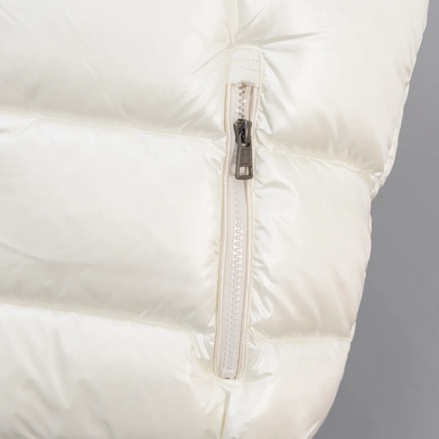 P570 2025 Autumn and Winter New Style🆕Down Jacket Top Purchasing Version𝐌𝐨𝐧𝐜𝐥𝐞𝐫 Mengkou Maya Classic Hooded Vest Top Top Genuine Exclusive Model‼ ️The inner-wearing tool for autumn and winter ❗️ A belated good product from the channel, basic style, can be worn alone or layered, it will have a more layered look! 1⃣️Gray nylon lining, full of down filling, international standard 90% white duck down + 10% feathers! High fluffiness and excellent warmth retention performance 👍 2⃣️The outer material is made of nylon fabric supplied by customers! Windproof and snowproof, with first-class feel and high density! It is not only breathable and comfortable to wear, but also has good anti-low temperature, anti-static and anti-wrinkle effects! 3⃣️The most classic and recognizable new stand-up collar design, with a detachable hood and brand logo embellishment, the upper body is very high-street style. 4⃣️The combination of zippers and hardware makes it more advanced! Electroplated hardware and two-way zipper fly can adjust the shape of the clothing and lock in temperature!
