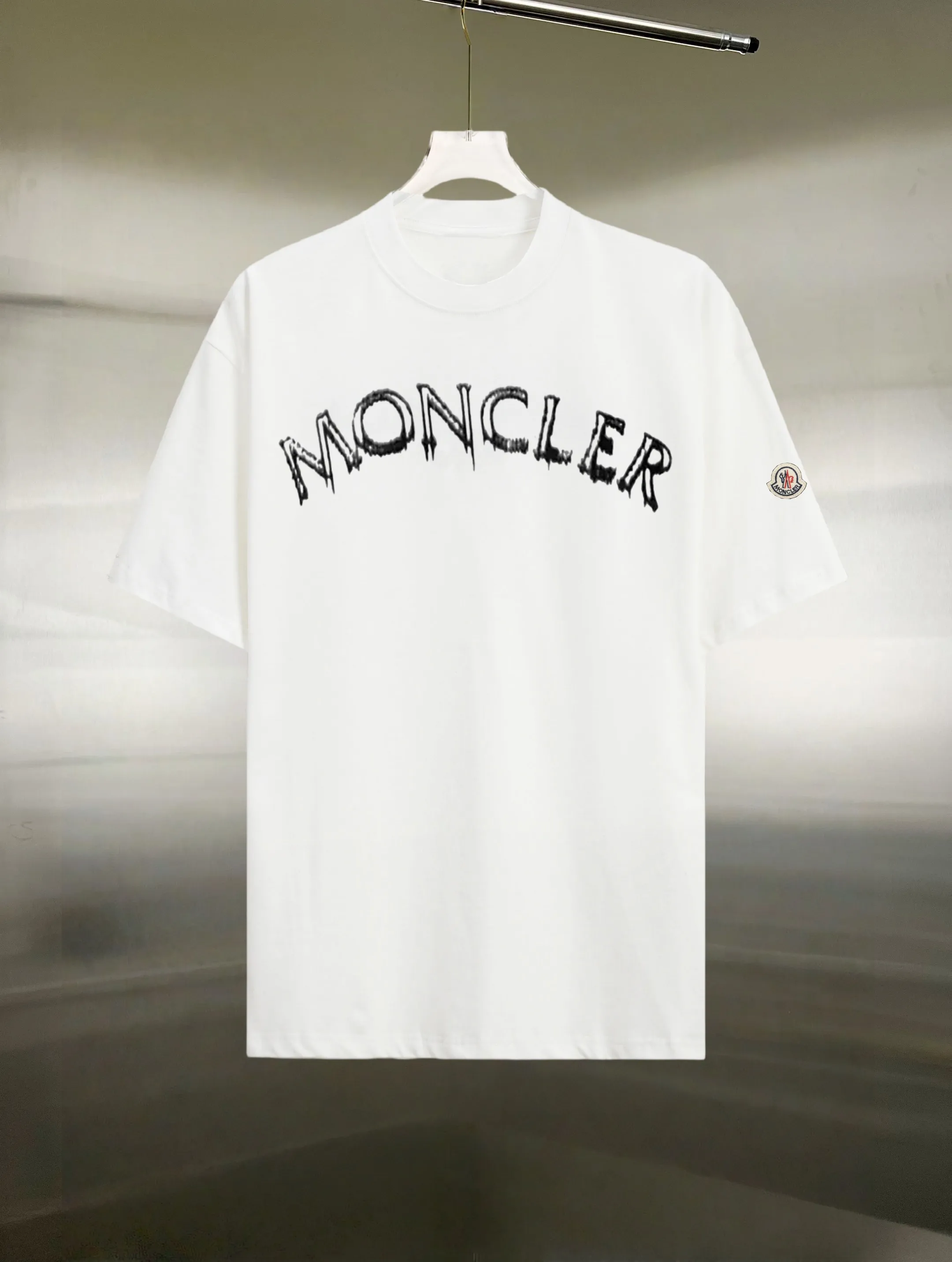 P130 Style: Moncler/muzzled short-sleeved T-shirt Fabric: 300g double yarn 100% cotton Rib: 320g Solona Process: Printing Color: White Black Size: S M L XL XXL No gender distinction, same style for men and women