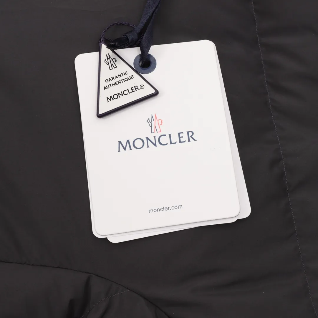 P1220 MONCLER/Mask MC Besbre leather logo zipper down jacket Color: black, khaki The Besbre down jacket is made of micro chic fabric, which is light and practical while providing excellent thermal insulation performance. This cropped down jacket has a regular fit and straight-leg silhouette in an easy-to-wear classic colorway with subtle leather trims. Made from lightweight micro chic fabric Lightweight micro chic lining Leather trim Filled with down Pull-out hood Zippered pockets with snap button closure Adjustable cuffs Drawstring hem Leather logo Splash-proof, tear-proof, waterproof and windproof to the highest standards! ! It’s worth buying this winter. Size：1-5
