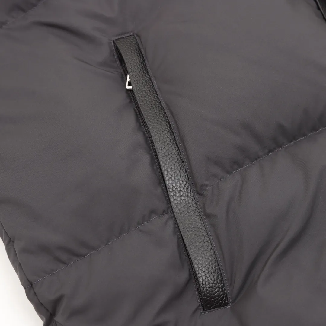 P1220 MONCLER/Mask MC Besbre leather logo zipper down jacket Color: black, khaki The Besbre down jacket is made of micro chic fabric, which is light and practical while providing excellent thermal insulation performance. This cropped down jacket has a regular fit and straight-leg silhouette in an easy-to-wear classic colorway with subtle leather trims. Made from lightweight micro chic fabric Lightweight micro chic lining Leather trim Filled with down Pull-out hood Zippered pockets with snap button closure Adjustable cuffs Drawstring hem Leather logo Splash-proof, tear-proof, waterproof and windproof to the highest standards! ! It’s worth buying this winter. Size：1-5