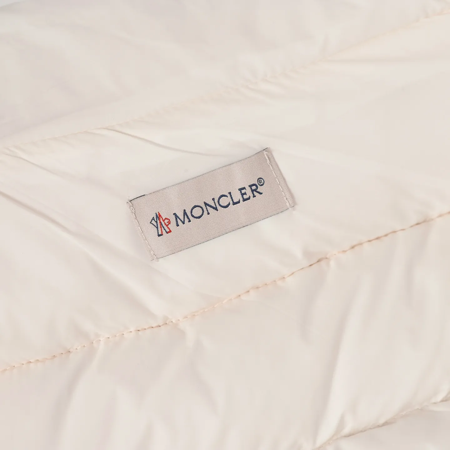 P560 Moncler｜Matched wool knitted down stand-collar down jacket 1️⃣Original Nfc anti-counterfeiting chip 2️⃣90 duck down, the most abundant on the market, never fake goose down and a series of misunderstandings 3️⃣ Fabric: 100% nylon; Lining: 100% nylon, one of the best on the market, everything is customized according to the original version. 4⃣️The electroplated hardware produced by the original processing factory is all customized by the original factory, and is not a replica of various types on the market. 5⃣️Produced by a same OEM factory, it has always been unambiguous in terms of quality. When shipped by a large factory, everyone understands the workmanship, QA and QC quality inspection. It is not comparable to small factories in the market.  Mouth-mounted down jackets, let’s not brag, there is almost no one that can do better than us! Make an original product with care, so that every customer has the confidence to introduce it to his customers: This is the top replica version in China. Good products do not need too many soft articles to set off, only junk products will boast: the original ZP uses thousands of words to impress consumers!  Size: S M L Color: White Black
