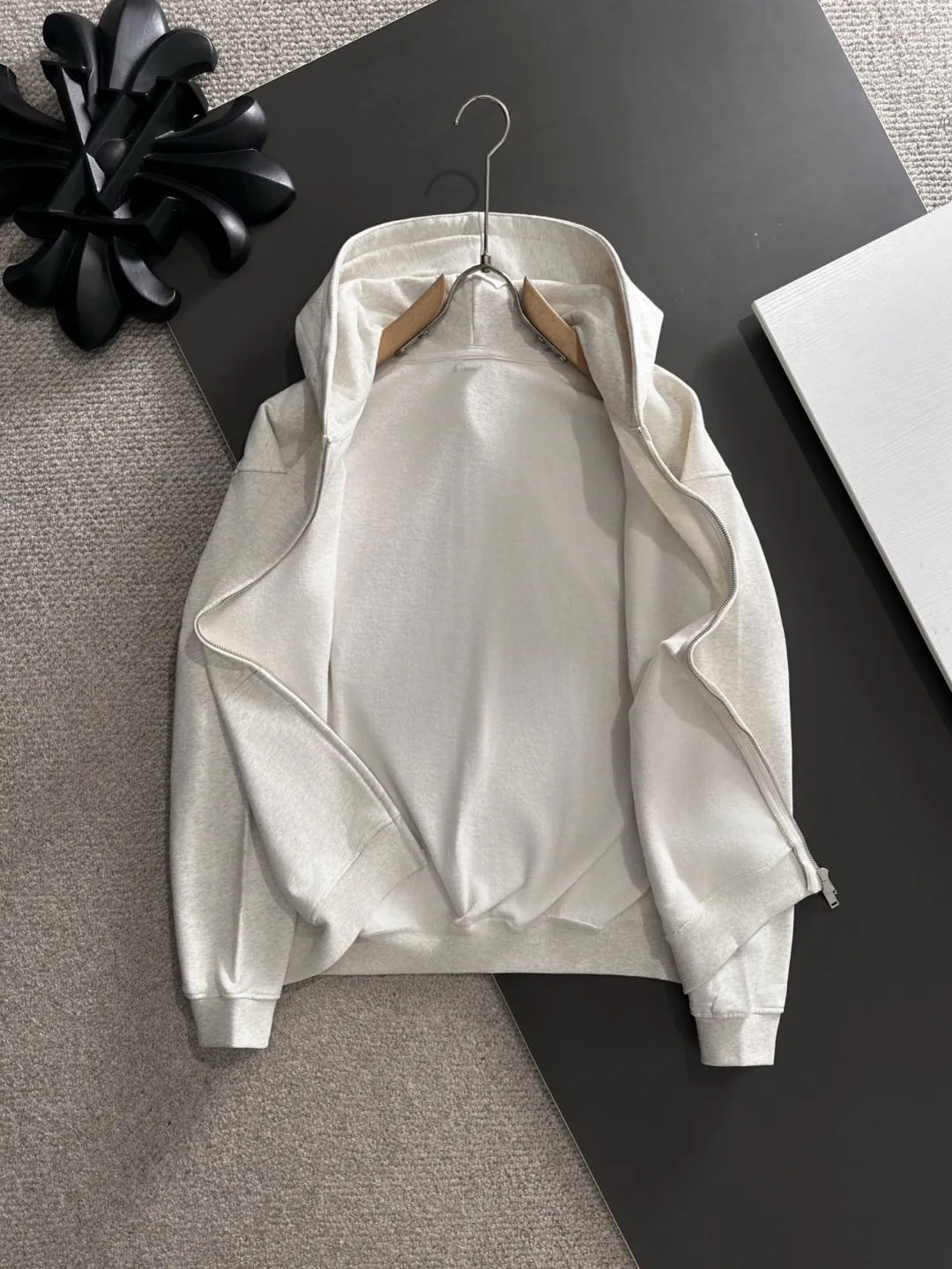 Next day delivery P460 High quality MONCLER/muzzle Exclusive debut of 25ss new autumn and winter lapel double zipper hooded sweatshirt jacket Many stars have the same style. Craftsmanship that ordinary small workshops cannot copy. We are not afraid of any challenges in terms of materials, detail restoration and craftsmanship, just to provide you with wonderful products. Compare the top original versions at will. No expense is spared just to do better. Unique imported fabric feel. Purely imported German machine production. Precision operation and thousands of needle density. A full set of new accessories with three standards can be customized at the same time. The upper body is versatile and fashionable. The perfect choice for autumn and winter. The must-have item. Size chart: S to XXL (or state your height and weight when placing an order)