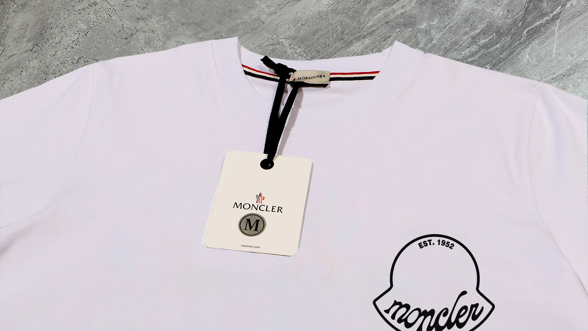 P140 💰Upgraded version "Mobile phone smart sensor ~ NFC chip armband ~ direct access to the official website for anti-counterfeiting" "Moncler ~ Mouth Mouth" 2025 new high-quality round neck short-sleeved T-shirt. The cuffs have imported embroidered labels. Customized dyeing, very comfortable to touch. Super versatile and good-looking short-sleeved. Complete with three labels. Non-market ordinary version. Feel free to compare. Quality is absolutely guaranteed! ‼ First of all, this original fabric is all custom-woven with 32-count double yarn fabric, 250G, and the weight is the same‼ Fine workmanship, double waistcoat method, double waistcoat method, double waistcoat method makes the whole dress more three-dimensional, which is not a craft that ordinary T-shirts can achieve🤪 Size: S-M-L-XL-2XL Color: black, white, apricot, same style for men and women