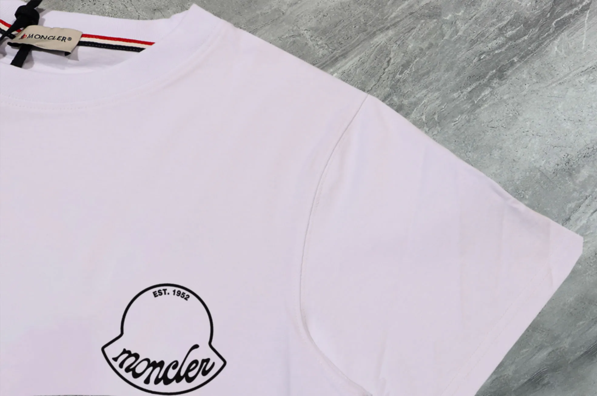 P140 💰Upgraded version "Mobile phone smart sensor ~ NFC chip armband ~ direct access to the official website for anti-counterfeiting" "Moncler ~ Mouth Mouth" 2025 new high-quality round neck short-sleeved T-shirt. The cuffs have imported embroidered labels. Customized dyeing, very comfortable to touch. Super versatile and good-looking short-sleeved. Complete with three labels. Non-market ordinary version. Feel free to compare. Quality is absolutely guaranteed! ‼ First of all, this original fabric is all custom-woven with 32-count double yarn fabric, 250G, and the weight is the same‼ Fine workmanship, double waistcoat method, double waistcoat method, double waistcoat method makes the whole dress more three-dimensional, which is not a craft that ordinary T-shirts can achieve🤪 Size: S-M-L-XL-2XL Color: black, white, apricot, same style for men and women