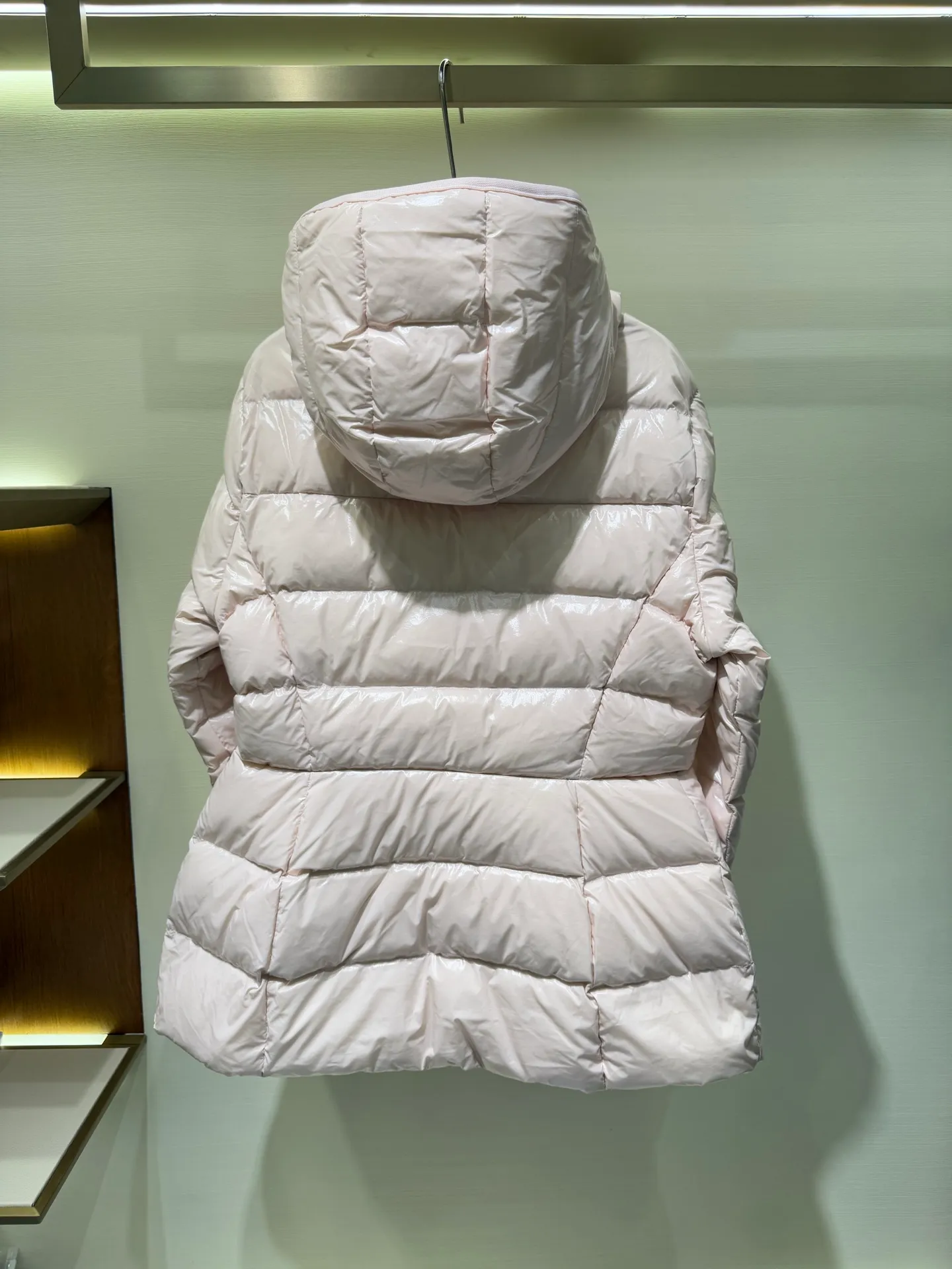 P1140 Moncler Barante series short waisted down jacket. The Barante down jacket is made of glossy nylon fabric and is inspired by the 1970s. The short version features a nipped-in waist and an A-line silhouette, highlighting a feminine style. An adjustable hood and signature logo patch add finishing touches.  Fabric: Made of nylon laque fabric, Nylon laque lining, filled with down (90 white goose down) Craftsmanship: Adjustable hood, zipper and snap closure, zipper pocket Adjustable cuffs (supports NFC function Color: black pink off-white Size: 0 1 2 3 4446080