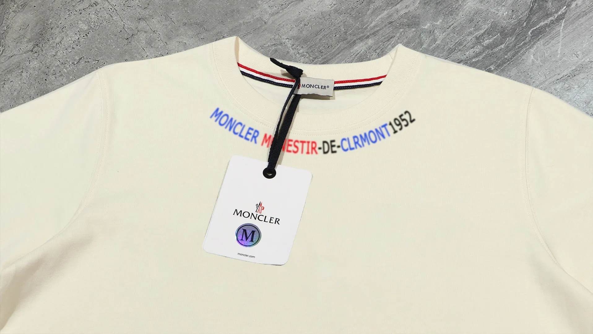P210 High-version sweatshirt) [Long-term stock] 〖𝐌𝐎𝐍𝐂𝐋𝐄𝐑~Mask〗 Made of 440g heavy-weight fabric. It is different from the market currency. It can be matched with any variety and is properly handsome. 😎The whole dress is made of double waistcoats. The double waistcoats make the whole dress more three-dimensional. Not ordinary factories can do such fine work. 2025 Spring runway version of the T stage, on sale at the counter, round neck terry sweatshirt, high-end double-strand pure cotton, custom-made stretch ribs, dyed in the same vat, complete with three standards, matched with exquisite embroidered LOGO on the chest, simple and advanced, same style for men and women. Color: black, apricot, white, size: S M L XL 2XL