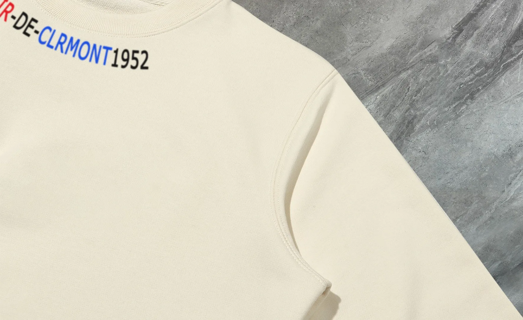 P210 High-version sweatshirt) [Long-term stock] 〖𝐌𝐎𝐍𝐂𝐋𝐄𝐑~Mask〗 Made of 440g heavy-weight fabric. It is different from the market currency. It can be matched with any variety and is properly handsome. 😎The whole dress is made of double waistcoats. The double waistcoats make the whole dress more three-dimensional. Not ordinary factories can do such fine work. 2025 Spring runway version of the T stage, on sale at the counter, round neck terry sweatshirt, high-end double-strand pure cotton, custom-made stretch ribs, dyed in the same vat, complete with three standards, matched with exquisite embroidered LOGO on the chest, simple and advanced, same style for men and women. Color: black, apricot, white, size: S M L XL 2XL