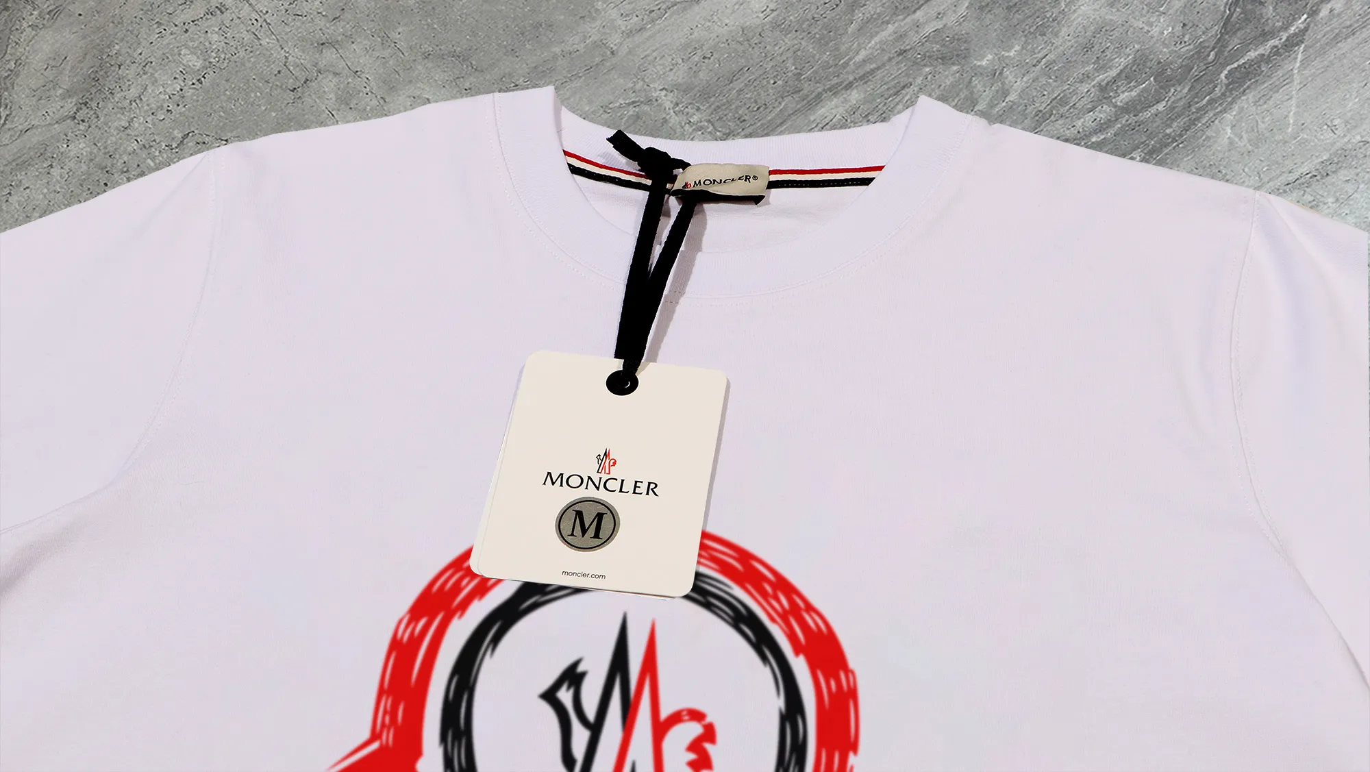 P210 High-version sweatshirt) [Long-term stock] 〖𝐌𝐎𝐍𝐂𝐋𝐄𝐑~Mask〗 Made of 440g heavy-weight fabric. It is different from the market currency. It can be matched with any variety and is properly handsome. 😎The whole dress is made of double waistcoats. The double waistcoats make the whole dress more three-dimensional. Not ordinary factories can do such fine work. 2025 Spring runway version of the T stage, on sale at the counter, round neck terry sweatshirt, high-end double-strand pure cotton, custom-made stretch ribs, dyed in the same vat, complete with three standards, matched with exquisite embroidered LOGO on the chest, simple and advanced, same style for men and women. Color: black, apricot, white, size: S M L XL 2XL