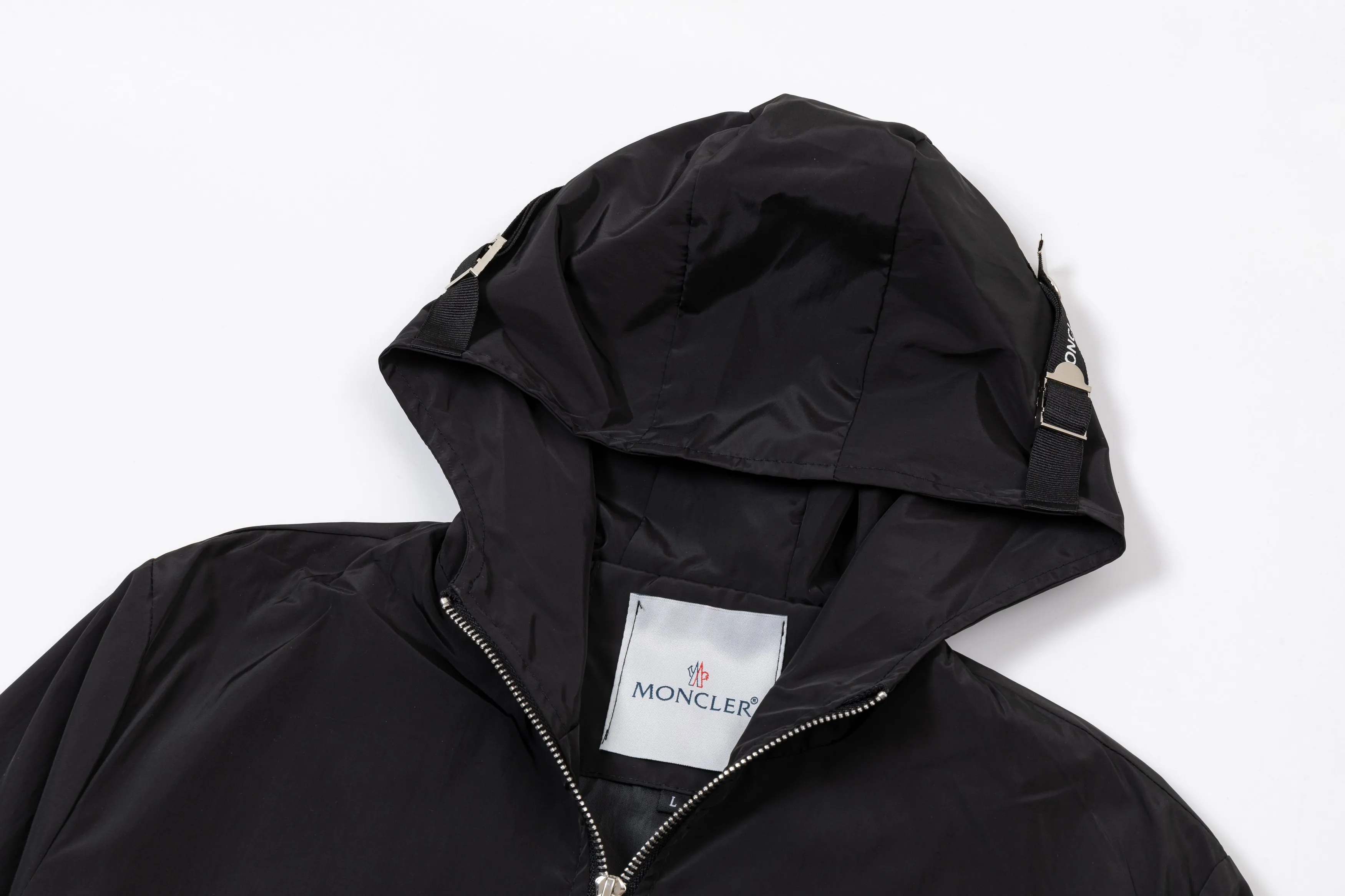 P340 MONCLER 2025 new autumn and winter hooded windbreaker jacket, synchronized with the official website. Stylish style, rigorous workmanship, neat wiring, good upper body effect, original custom-made hardware zipper, code number: M-3XL, color: picture color