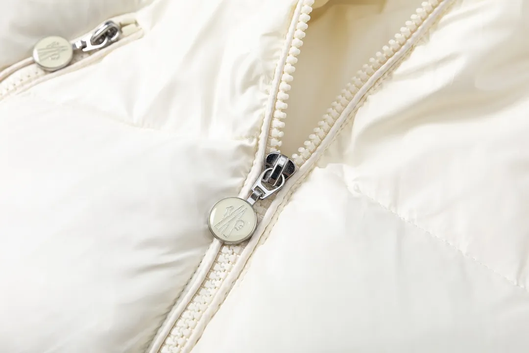 P620 with dust bag) Moncler/muzzle 🆕NEW new autumn and winter down spliced jacket #Down jacket #daily wear Monc*lerNEW23 new autumn and winter down spliced jacket, golden stand collar, large pockets on both sides designed with embroidered logo on the back, down filling for practical wearability while adding splicing popular elements ~ short version, solid color series full of high-end sense! Comfortable, fashionable and versatile! Black and white size: 1/2/3/4 (corresponds to S-XL)