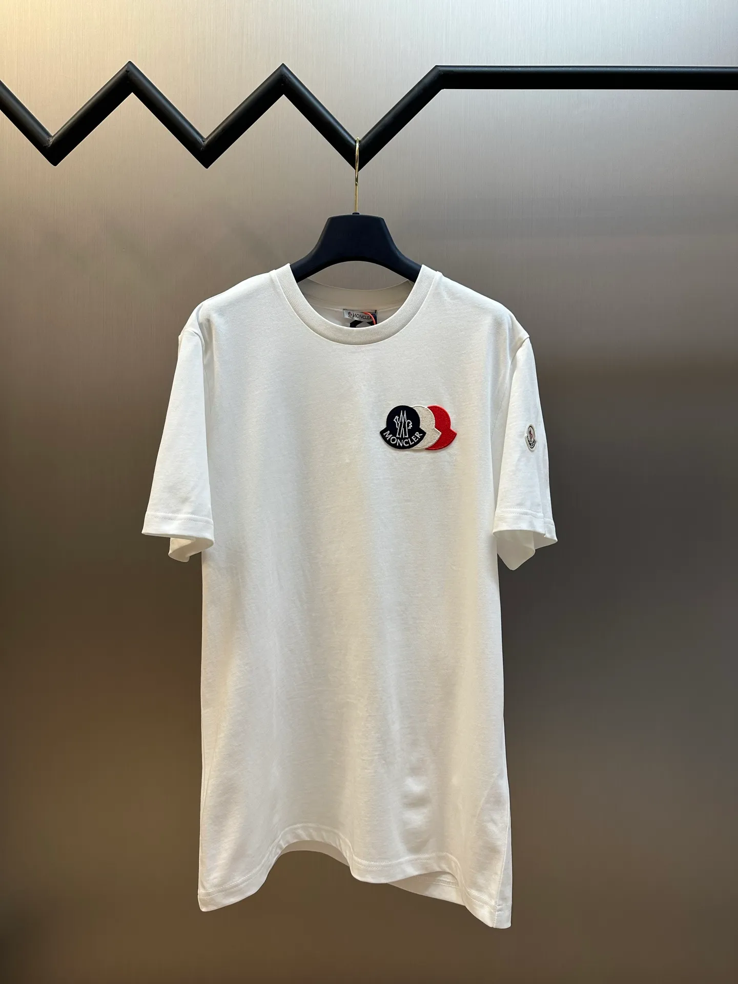 P230 Moncler short-sleeved patch logo, custom-made cloud-soft plain cotton fabric, with the iconic three-color design badge embellished on the chest, interpreting the visual grammar of modern luxury, and the Moncler embroidered logo on the side, highlighting the brand style.  Using imported machine embroidery technology, advanced computer control systems and precision mechanical components, Moncler embroidery logo embroidery operations are realized.  size：s m l xl