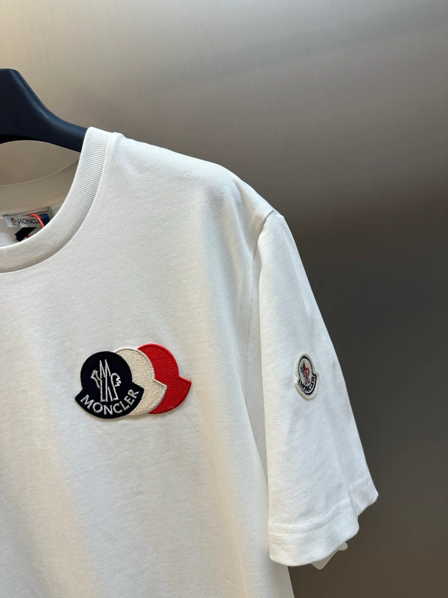 P230 Moncler short-sleeved patch logo, custom-made cloud-soft plain cotton fabric, with the iconic three-color design badge embellished on the chest, interpreting the visual grammar of modern luxury, and the Moncler embroidered logo on the side, highlighting the brand style.  Using imported machine embroidery technology, advanced computer control systems and precision mechanical components, Moncler embroidery logo embroidery operations are realized.  size：s m l xl