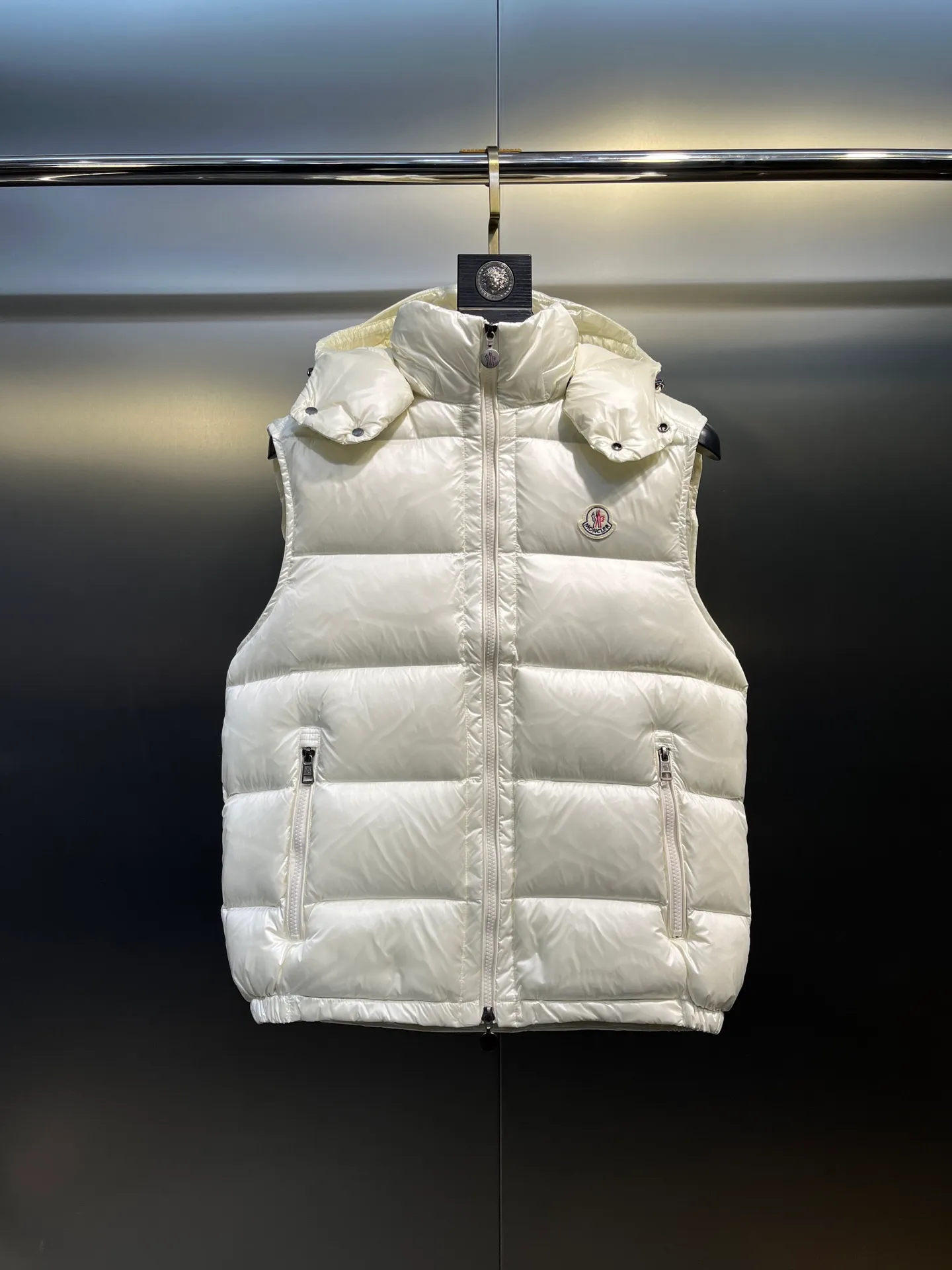 P510 moncler 🌟Classic hooded down, removable, a must-have for all kinds of experts, same style for men and women, super hot style, versatile hooded down that allows you to be stylish and fashionable easily. The lining is made of 90% white duck down, and its warmth retention is three times higher than ordinary ones! Original chest label 1:1 customized, classic without too much copywriting size: 12345