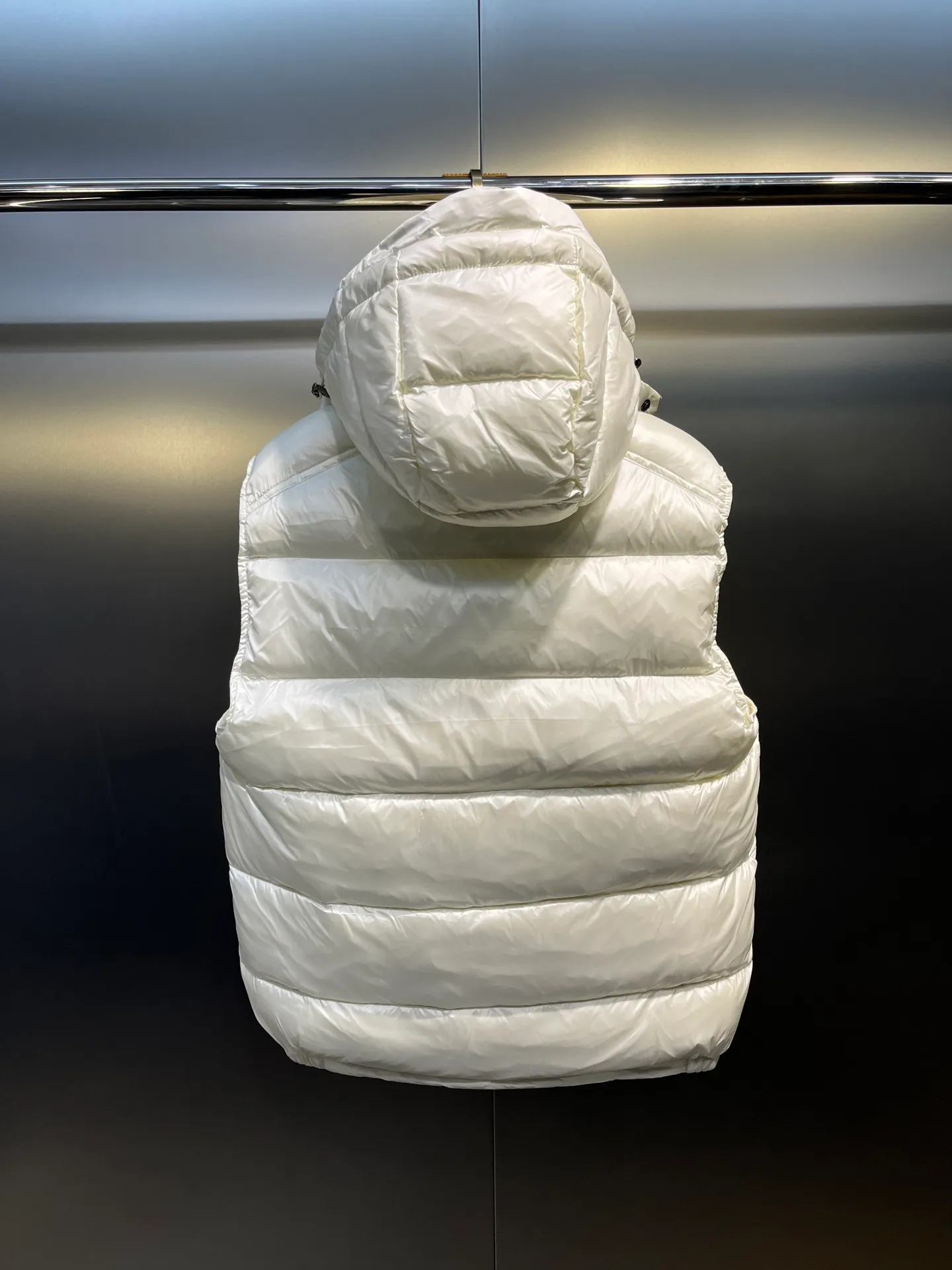 P510 moncler 🌟Classic hooded down, removable, a must-have for all kinds of experts, same style for men and women, super hot style, versatile hooded down that allows you to be stylish and fashionable easily. The lining is made of 90% white duck down, and its warmth retention is three times higher than ordinary ones! Original chest label 1:1 customized, classic without too much copywriting size: 12345