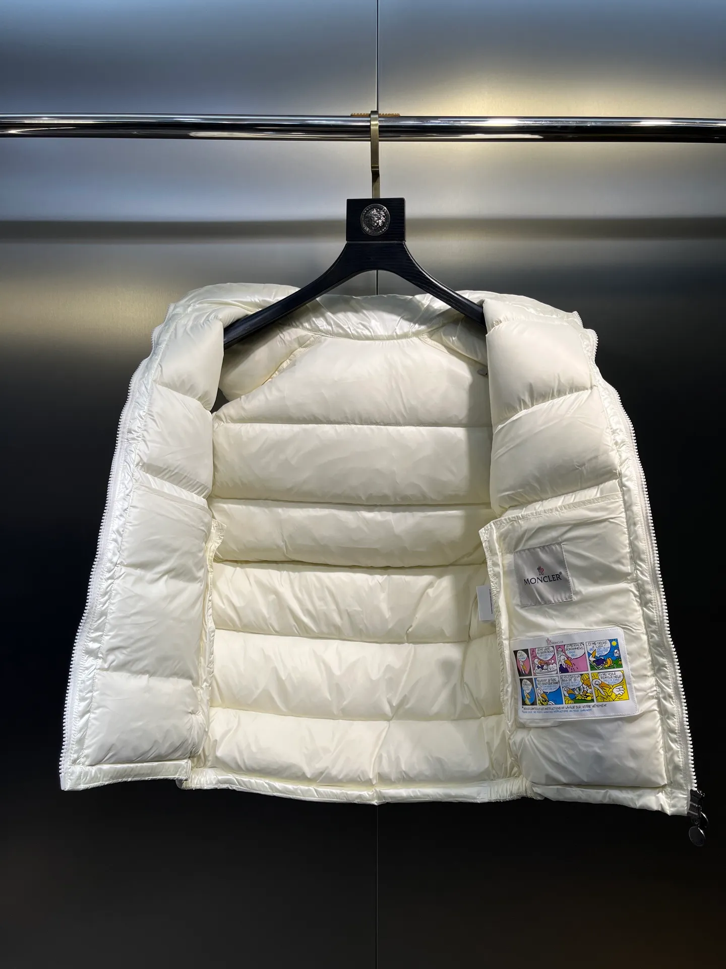 P510 moncler 🌟Classic hooded down, removable, a must-have for all kinds of experts, same style for men and women, super hot style, versatile hooded down that allows you to be stylish and fashionable easily. The lining is made of 90% white duck down, and its warmth retention is three times higher than ordinary ones! Original chest label 1:1 customized, classic without too much copywriting size: 12345