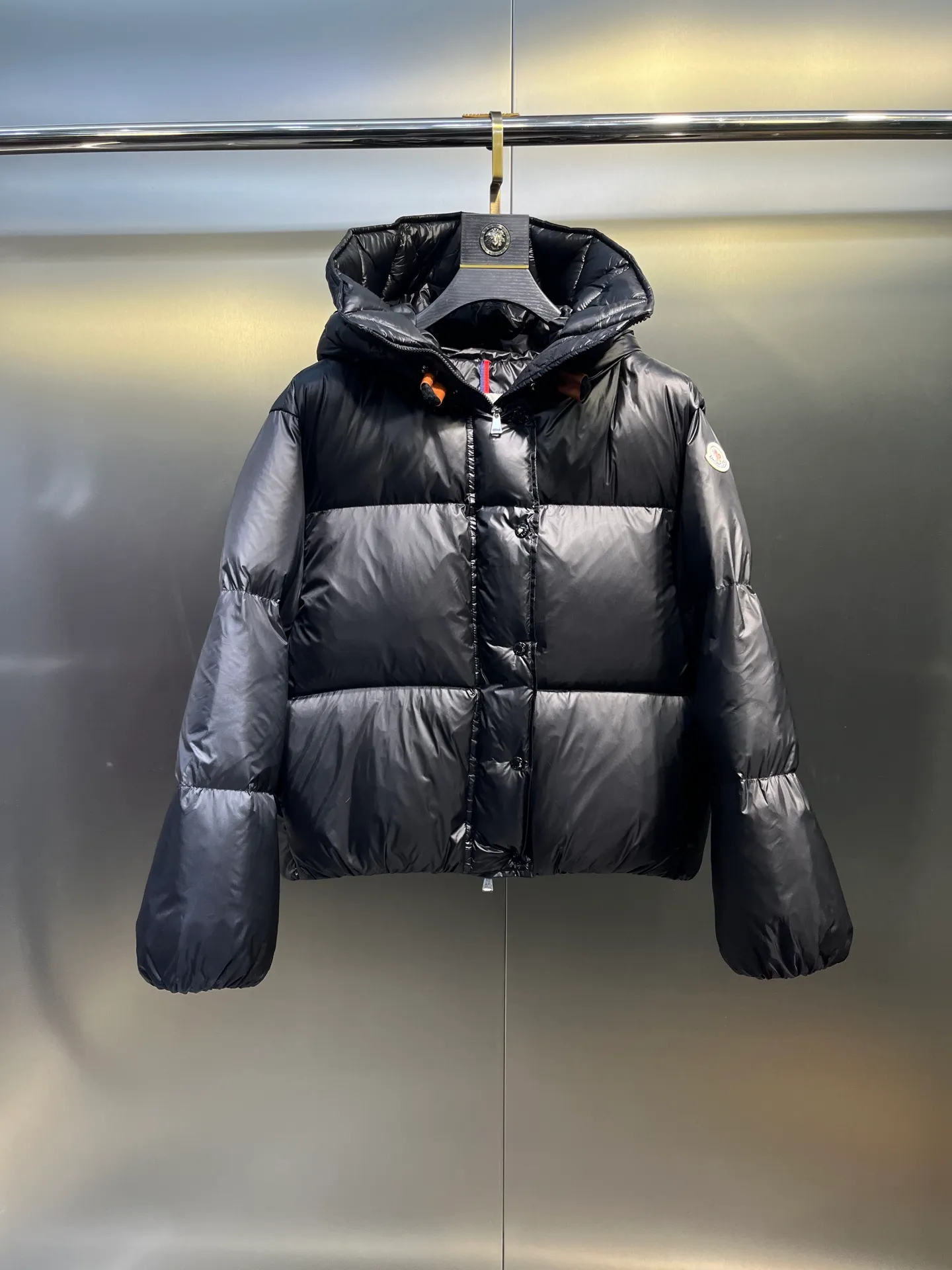 P900 moncler 🌟 Moner - Borey women's 2-in-1 short down can be used as a classic down or as a cloak. It is a practical and easy-to-wear item; stand-up collar hooded two-wear down. Customized yb fabric accessories, warm and fashionable. The splicing design has a particularly cloudy feel. The quality of workmanship depends on the details! Made of lightweight light nylon material, it features luxurious and lustrous features. It has adjustable sleeves that can be worn as a poncho when opened. The hood design comes from the classic Parker series and features an oversized silhouette, which is fashionable and warm. Size: 012