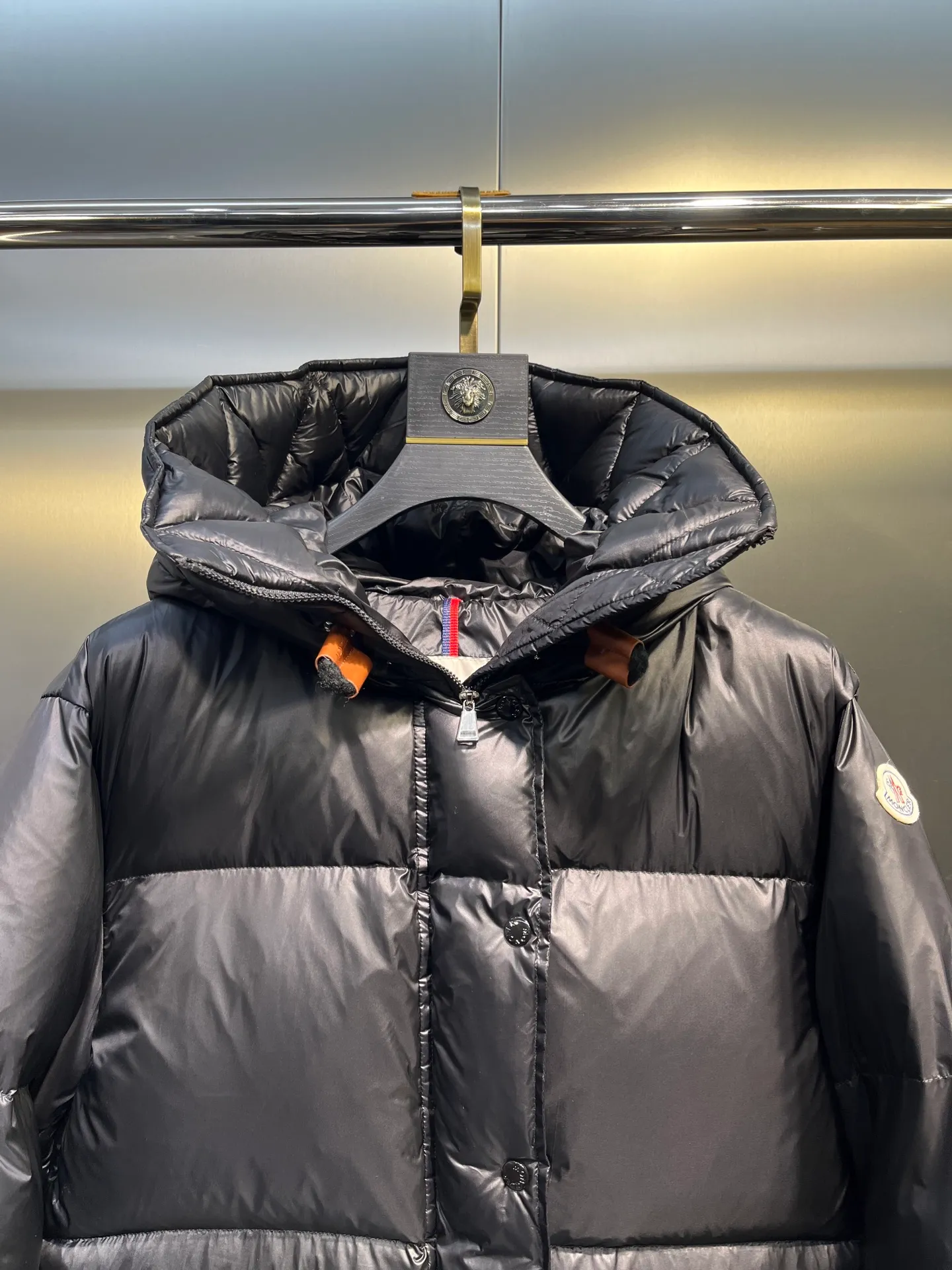 P900 moncler 🌟 Moner - Borey women's 2-in-1 short down can be used as a classic down or as a cloak. It is a practical and easy-to-wear item; stand-up collar hooded two-wear down. Customized yb fabric accessories, warm and fashionable. The splicing design has a particularly cloudy feel. The quality of workmanship depends on the details! Made of lightweight light nylon material, it features luxurious and lustrous features. It has adjustable sleeves that can be worn as a poncho when opened. The hood design comes from the classic Parker series and features an oversized silhouette, which is fashionable and warm. Size: 012