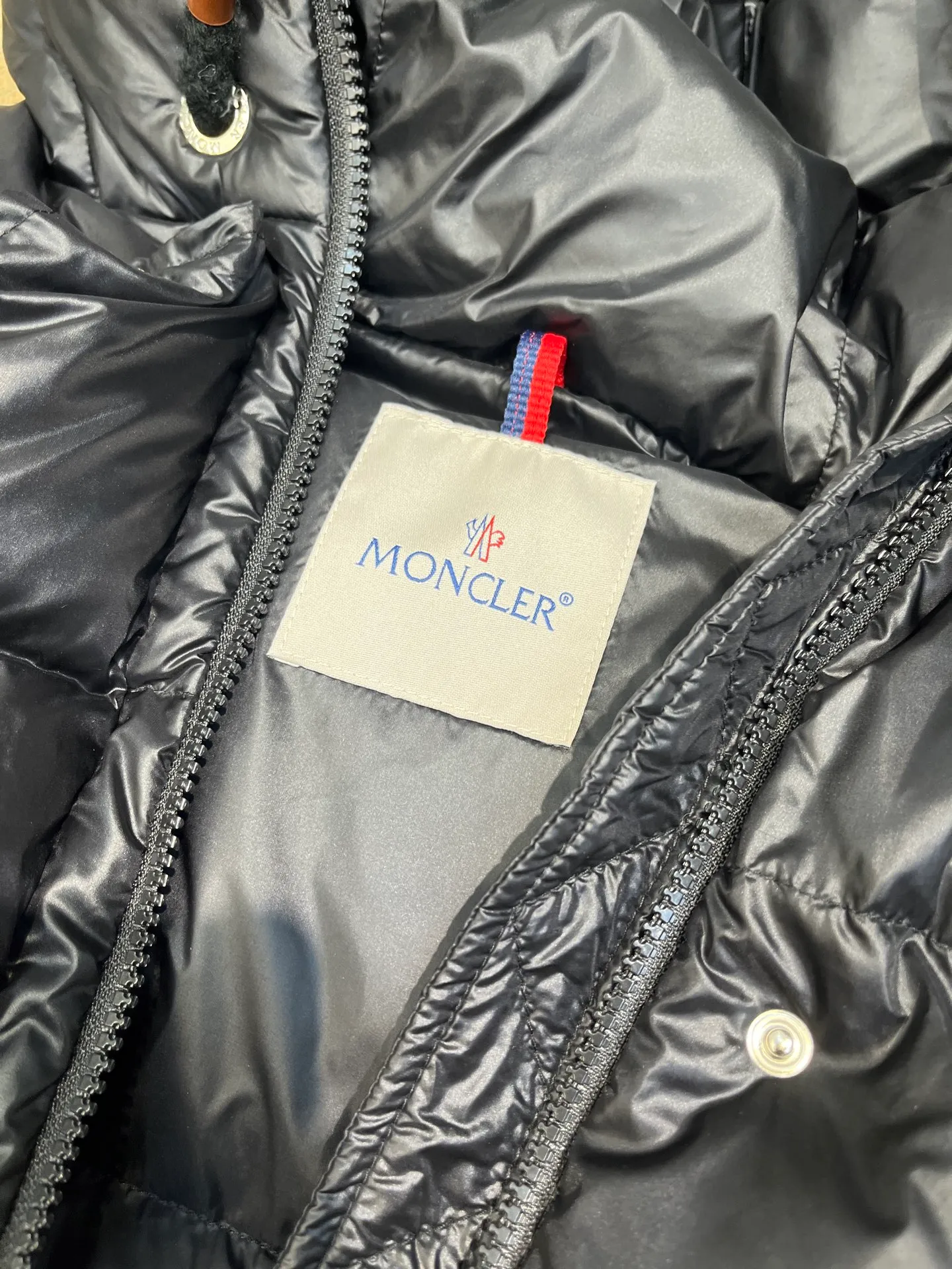 P900 moncler 🌟 Moner - Borey women's 2-in-1 short down can be used as a classic down or as a cloak. It is a practical and easy-to-wear item; stand-up collar hooded two-wear down. Customized yb fabric accessories, warm and fashionable. The splicing design has a particularly cloudy feel. The quality of workmanship depends on the details! Made of lightweight light nylon material, it features luxurious and lustrous features. It has adjustable sleeves that can be worn as a poncho when opened. The hood design comes from the classic Parker series and features an oversized silhouette, which is fashionable and warm. Size: 012