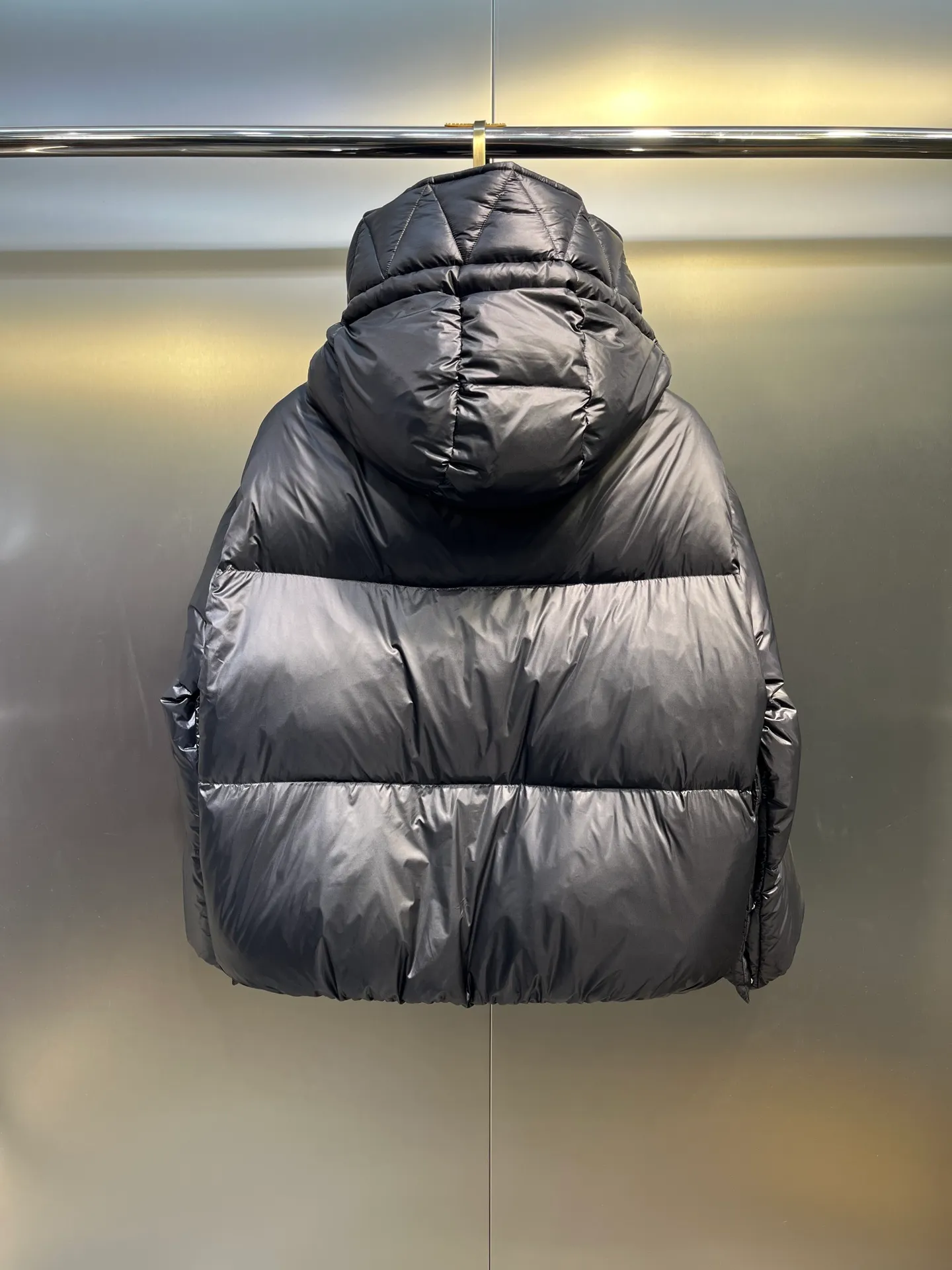 P900 moncler 🌟 Moner - Borey women's 2-in-1 short down can be used as a classic down or as a cloak. It is a practical and easy-to-wear item; stand-up collar hooded two-wear down. Customized yb fabric accessories, warm and fashionable. The splicing design has a particularly cloudy feel. The quality of workmanship depends on the details! Made of lightweight light nylon material, it features luxurious and lustrous features. It has adjustable sleeves that can be worn as a poncho when opened. The hood design comes from the classic Parker series and features an oversized silhouette, which is fashionable and warm. Size: 012