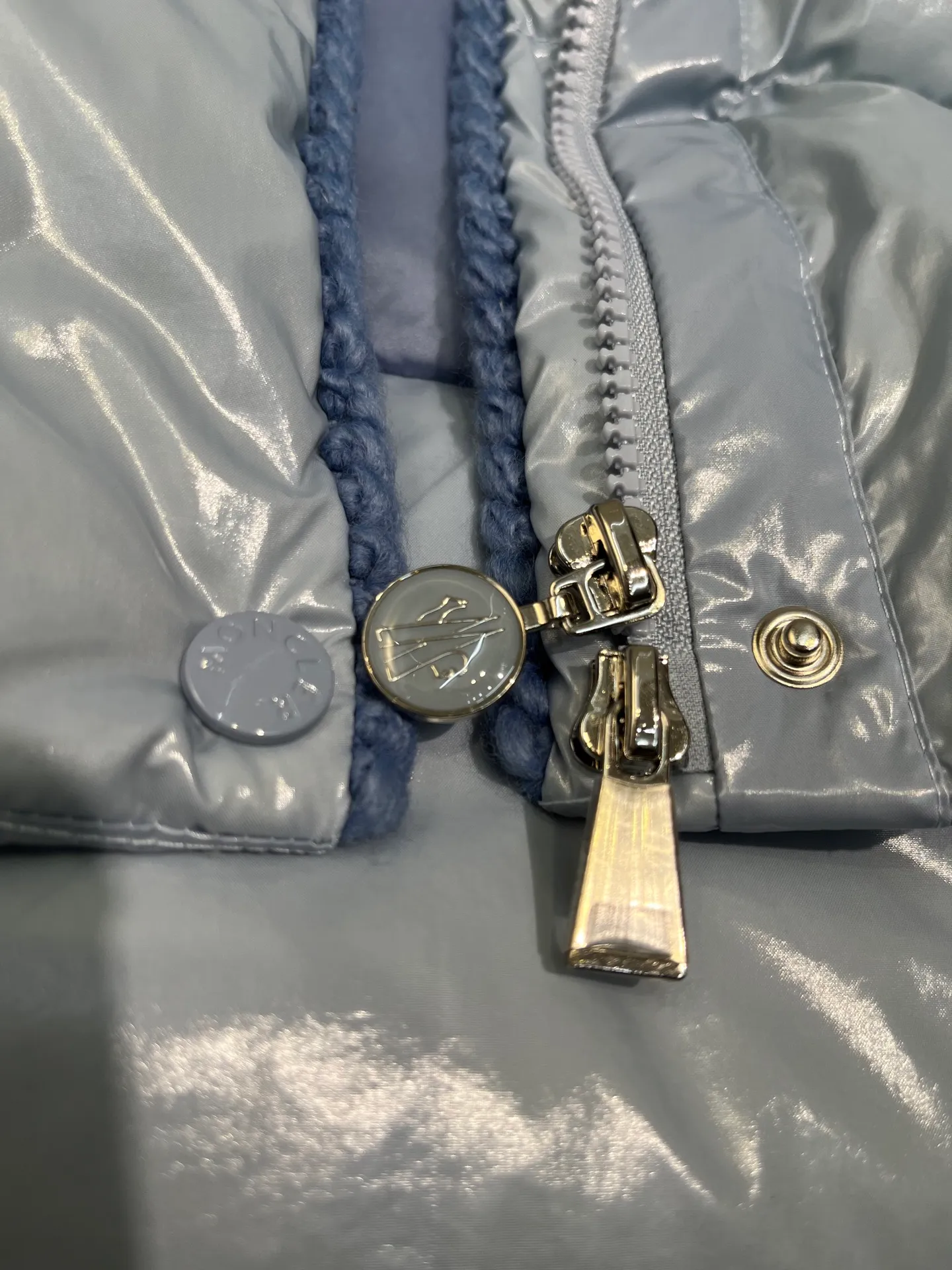 P900 Moncler🌟25 new oil wax leather waist style GLAREIN hooded long-sleeved down jacket for women. Oil wax leather coated new fabric, slim design style, warm and slimming, 90% duck down filling, molded custom hardware. Color: red, white, blue, black Code number: 1234