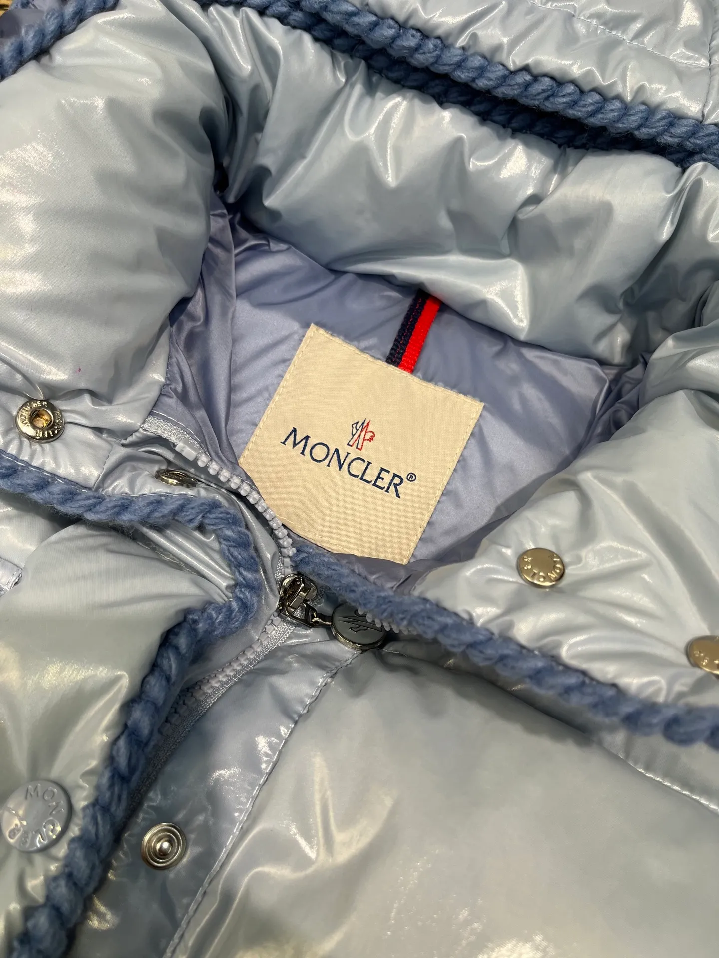 P900 Moncler🌟25 new oil wax leather waist style GLAREIN hooded long-sleeved down jacket for women. Oil wax leather coated new fabric, slim design style, warm and slimming, 90% duck down filling, molded custom hardware. Color: red, white, blue, black Code number: 1234