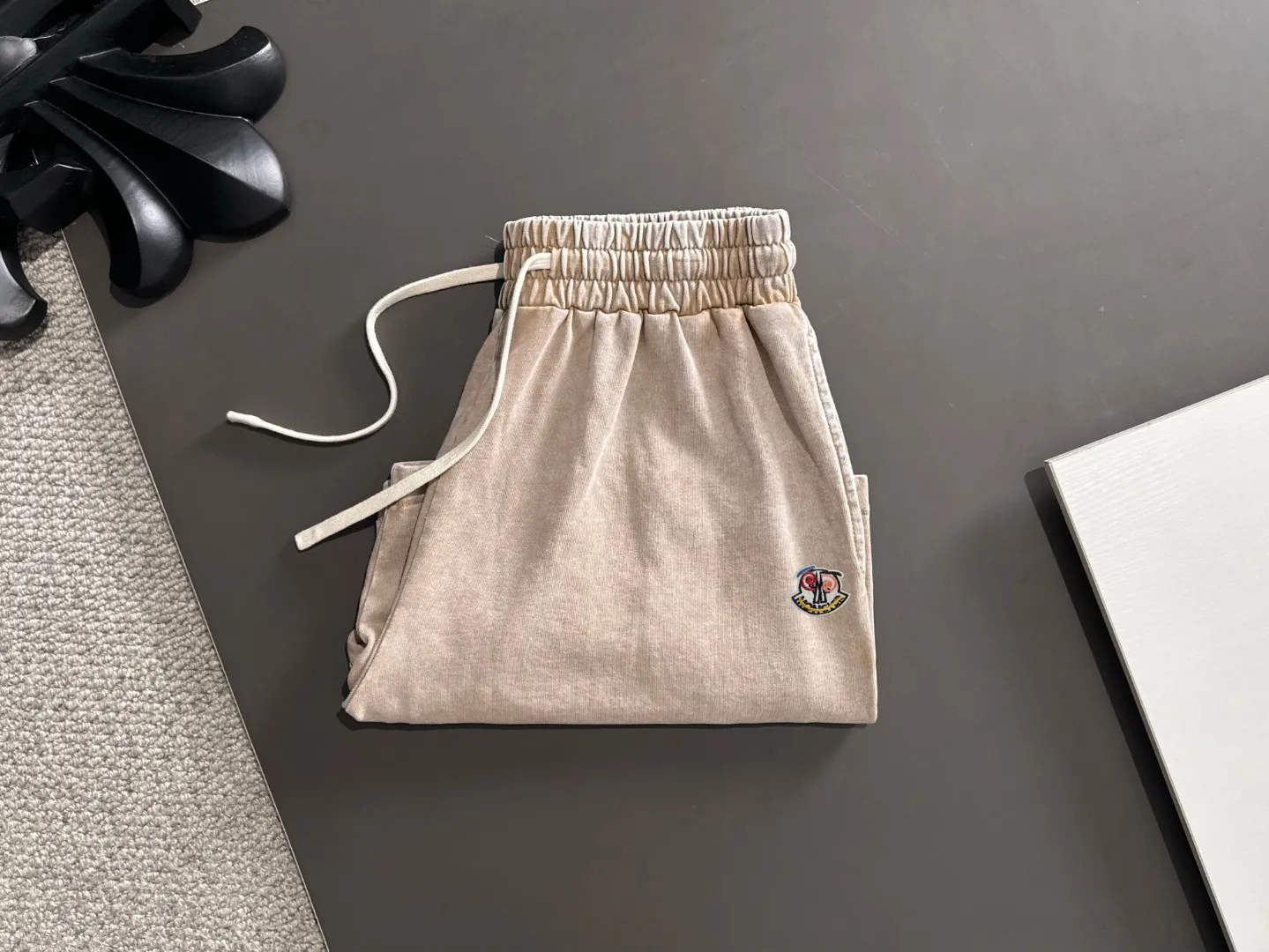 Next day shipment P300 High quality MONCLER/muzzle 2025 spring and summer new style high-definition elastic band casual solid color loose shorts, made with machines imported from Italy. The hem of the trousers is stitched with two needles. The stitching is fine and firm. The fabric is customized at the counter and has high breathability and comfort. The details are impeccable. The brand element design concept reflects high quality. It feels delicate and soft! It presents a casual cut and the upper body shape is great! Size: S-XXL