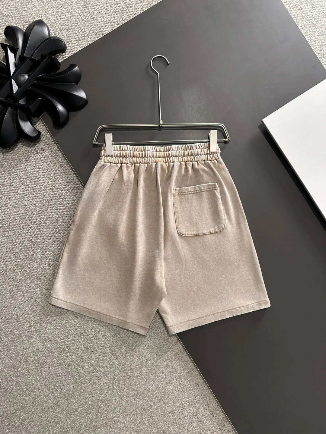 Next day shipment P300 High quality MONCLER/muzzle 2025 spring and summer new style high-definition elastic band casual solid color loose shorts, made with machines imported from Italy. The hem of the trousers is stitched with two needles. The stitching is fine and firm. The fabric is customized at the counter and has high breathability and comfort. The details are impeccable. The brand element design concept reflects high quality. It feels delicate and soft! It presents a casual cut and the upper body shape is great! Size: S-XXL