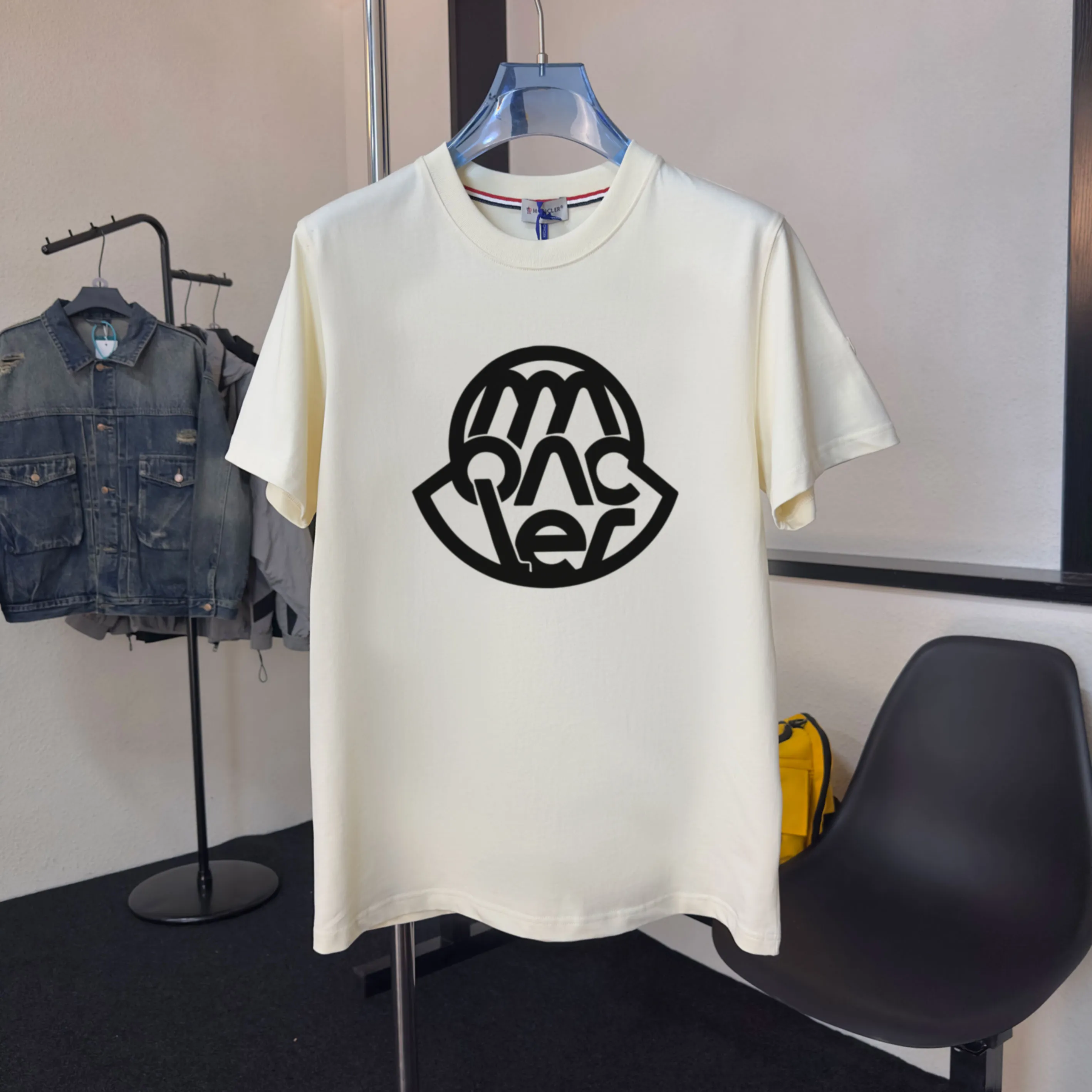 P140 Upgraded version "Mobile phone smart sensor ~ NFC chip armband ~ Direct access to the official website for anti-counterfeiting" "Moncler ~ Mouth Mouth" 2025 new high-quality round neck short-sleeved T-shirt. The cuffs have imported embroidered labels. Customized dyeing, very comfortable to touch. Super versatile and good-looking short-sleeved. Complete with three labels. Non-market ordinary version. Feel free to compare. Quality is absolutely guaranteed! ‼ First of all, this original fabric is all custom-woven with 32-count double yarn fabric, 250G, and the weight is the same‼ Fine workmanship, double waistcoat method, double waistcoat method, double waistcoat method makes the whole dress more three-dimensional, which is not a craft that ordinary T-shirts can achieve🤪 Size: S-M-L-XL-2XL Color: black, white, apricot, same style for men and women