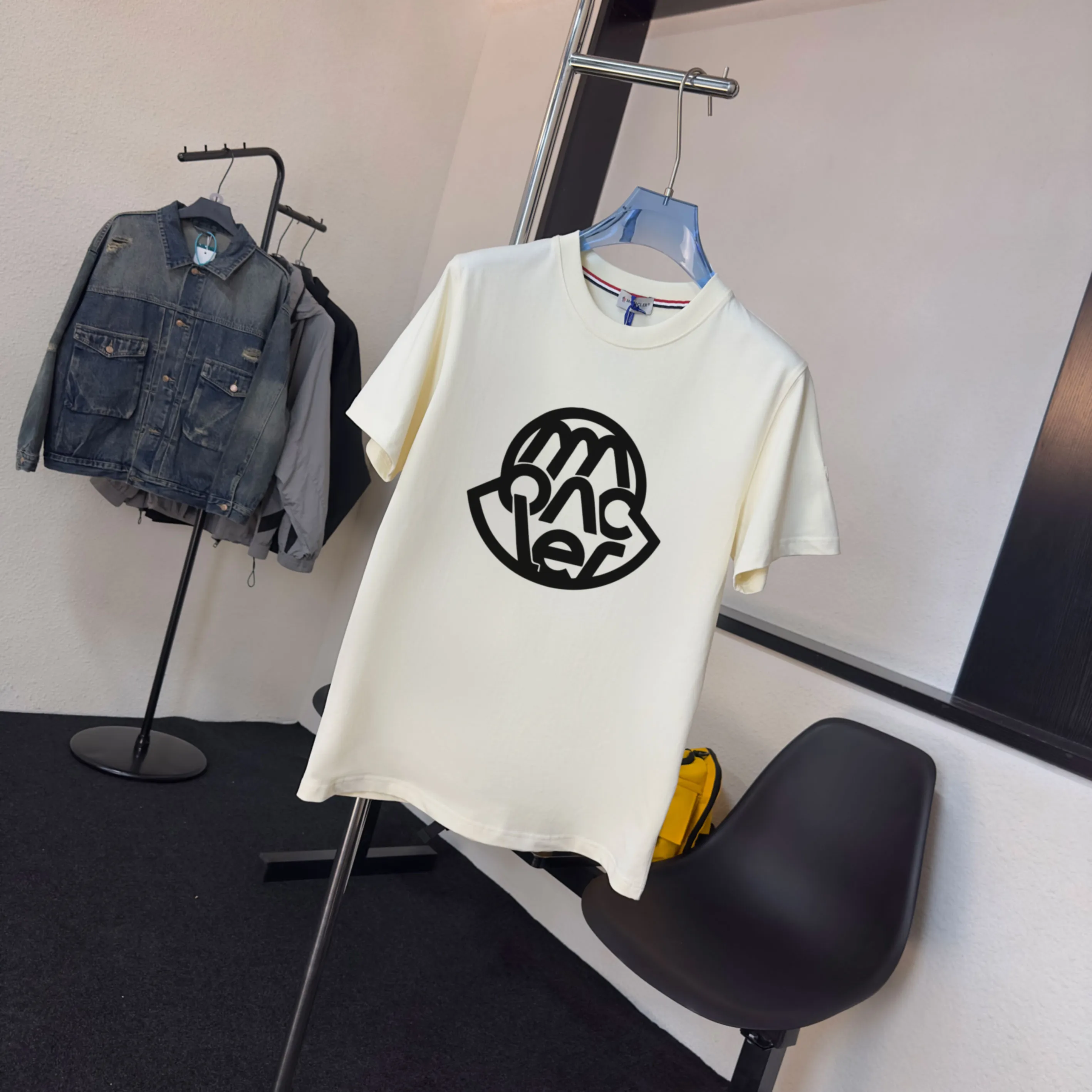 P140 Upgraded version "Mobile phone smart sensor ~ NFC chip armband ~ Direct access to the official website for anti-counterfeiting" "Moncler ~ Mouth Mouth" 2025 new high-quality round neck short-sleeved T-shirt. The cuffs have imported embroidered labels. Customized dyeing, very comfortable to touch. Super versatile and good-looking short-sleeved. Complete with three labels. Non-market ordinary version. Feel free to compare. Quality is absolutely guaranteed! ‼ First of all, this original fabric is all custom-woven with 32-count double yarn fabric, 250G, and the weight is the same‼ Fine workmanship, double waistcoat method, double waistcoat method, double waistcoat method makes the whole dress more three-dimensional, which is not a craft that ordinary T-shirts can achieve🤪 Size: S-M-L-XL-2XL Color: black, white, apricot, same style for men and women