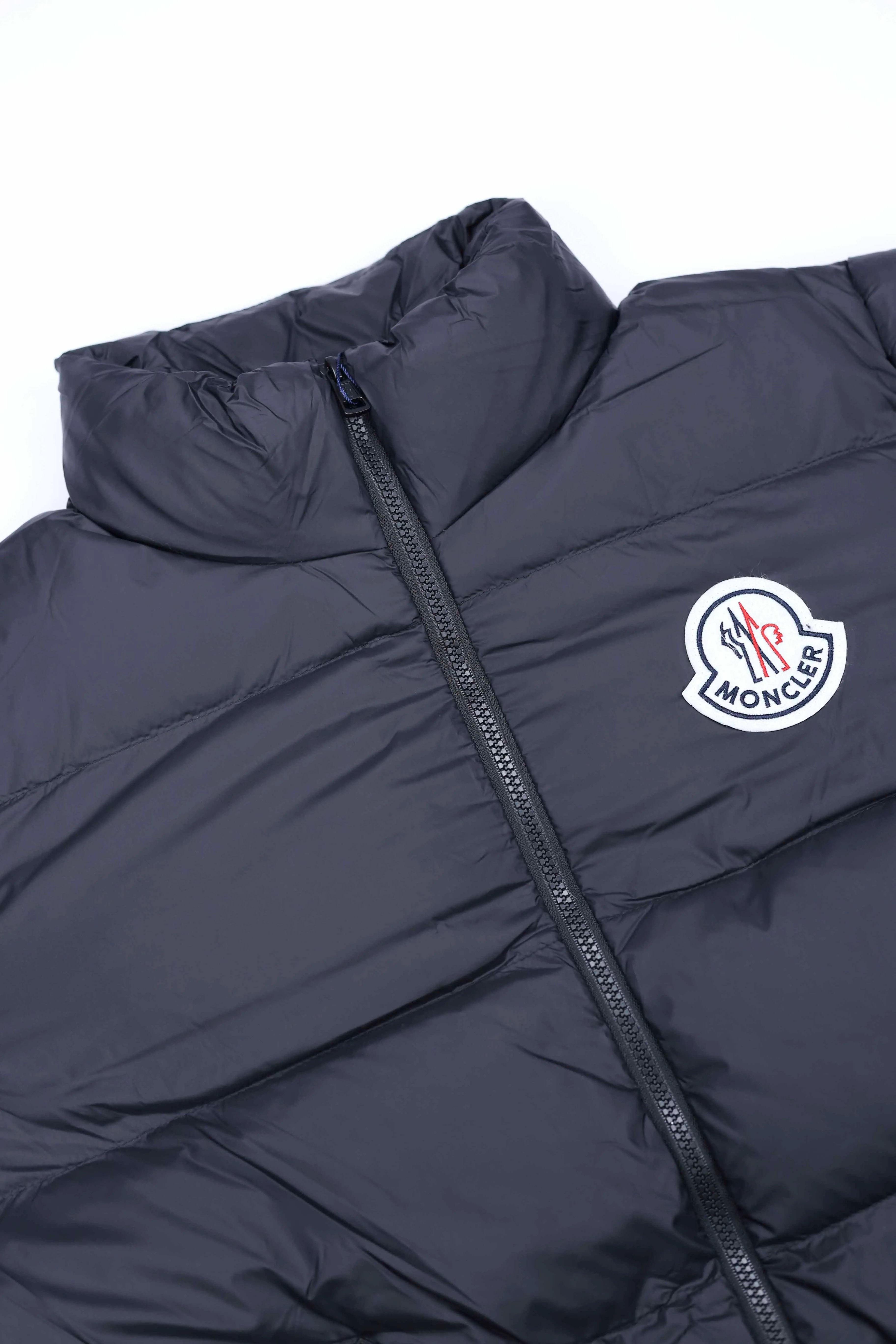 P610 Style number: [Y103] Moncler0 2025 autumn and winter men's short business loose light goose down jacket. Genuine leather with down, filled with down, stand-up collar with genuine leather, zipper opening and zipper pocket. Size M L XL XXL Color Black