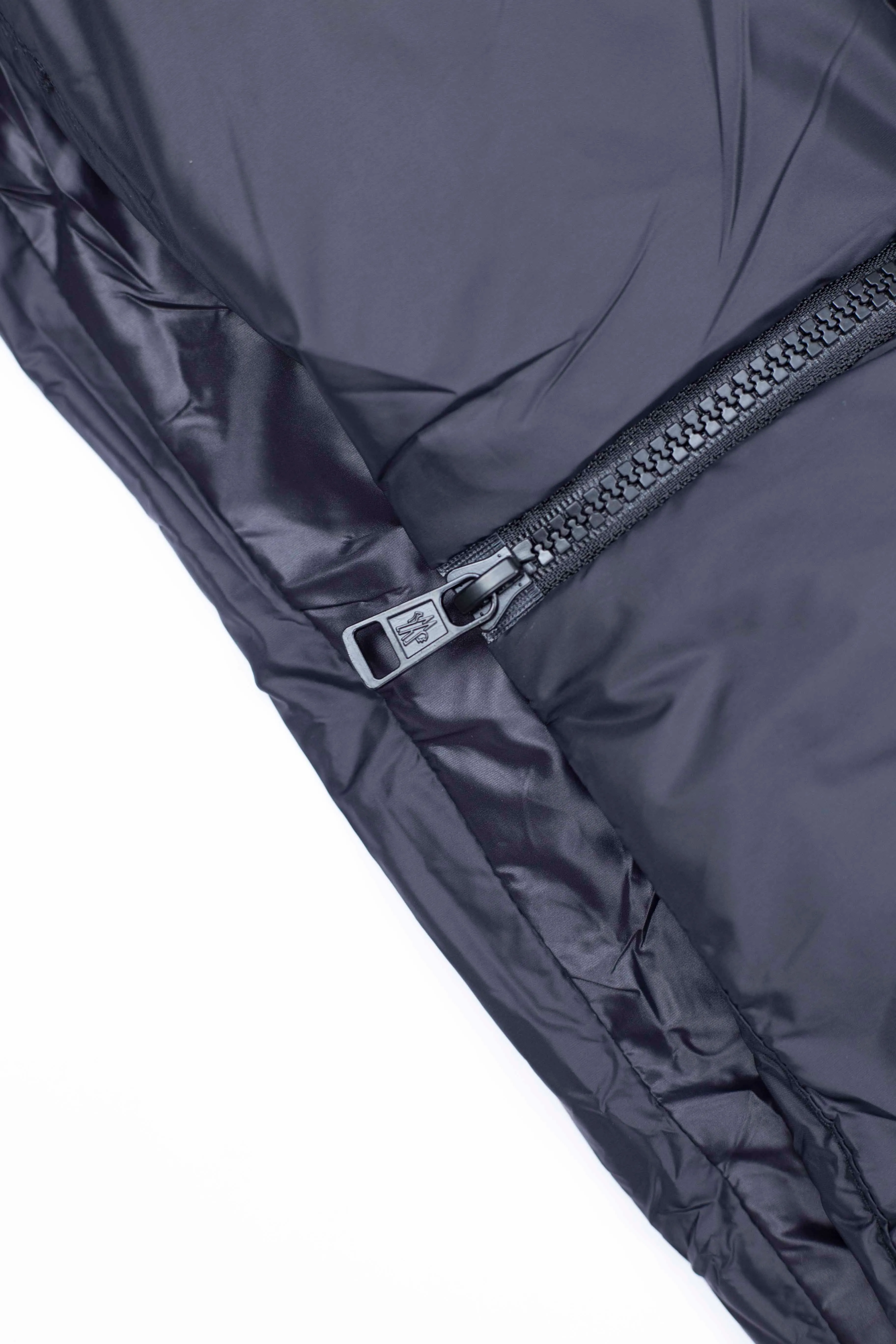 P610 Style number: [Y103] Moncler0 2025 autumn and winter men's short business loose light goose down jacket. Genuine leather with down, filled with down, stand-up collar with genuine leather, zipper opening and zipper pocket. Size M L XL XXL Color Black