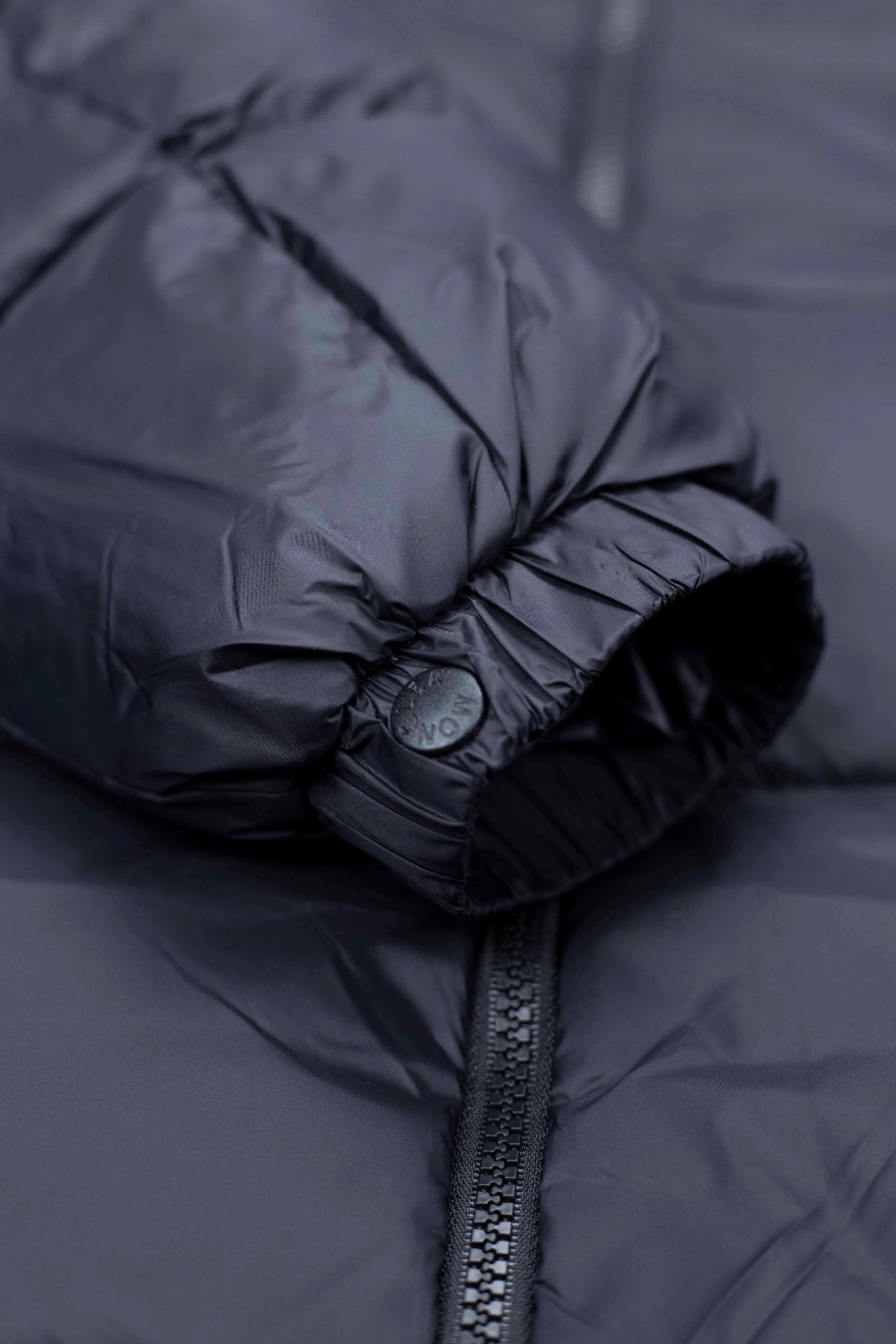 P610 Style number: [Y103] Moncler0 2025 autumn and winter men's short business loose light goose down jacket. Genuine leather with down, filled with down, stand-up collar with genuine leather, zipper opening and zipper pocket. Size M L XL XXL Color Black