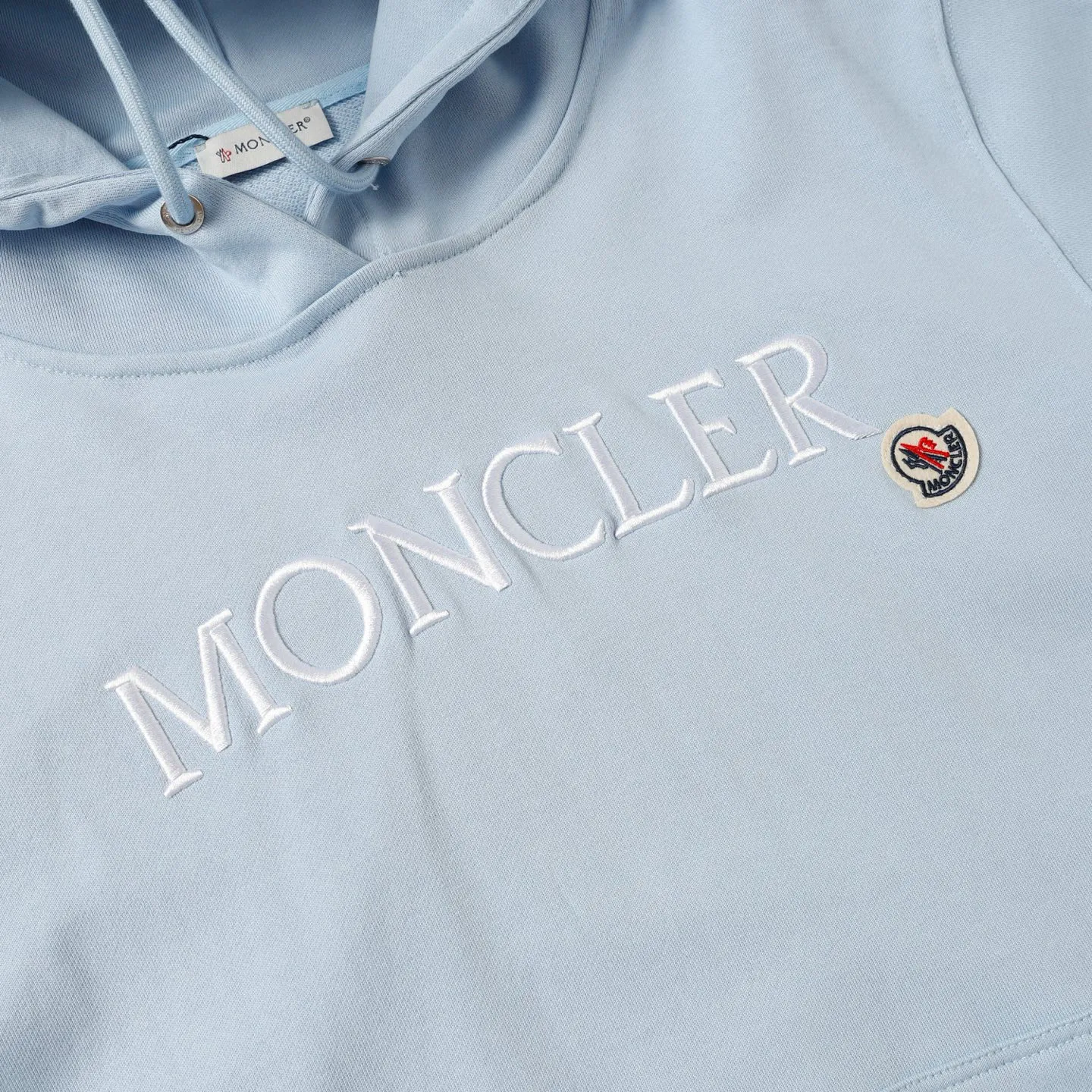 P246 Style number: 853 〈MONCLER〉Mongolian embroidered hooded sweatshirt. The price of the Mongolian sweatshirt is actually quite advantageous. Anyone who has been to the counter should know that the price of the Mongolian hooded sweatshirt is not much cheaper than Gucci Burberry. It is just relatively low-key and unwilling to hype. It is a picture that you want to buy or not. The aloof existence... ✅Original custom-made with logo eyelets and hood ✅460g 100% cotton wool-eating fabric OS version is too big ✅Matched with the original high-weight double yarn thread ✅Correct three-needle and five-thread craftsmanship Chain edge Color: black white sky blue khaki Size S M L