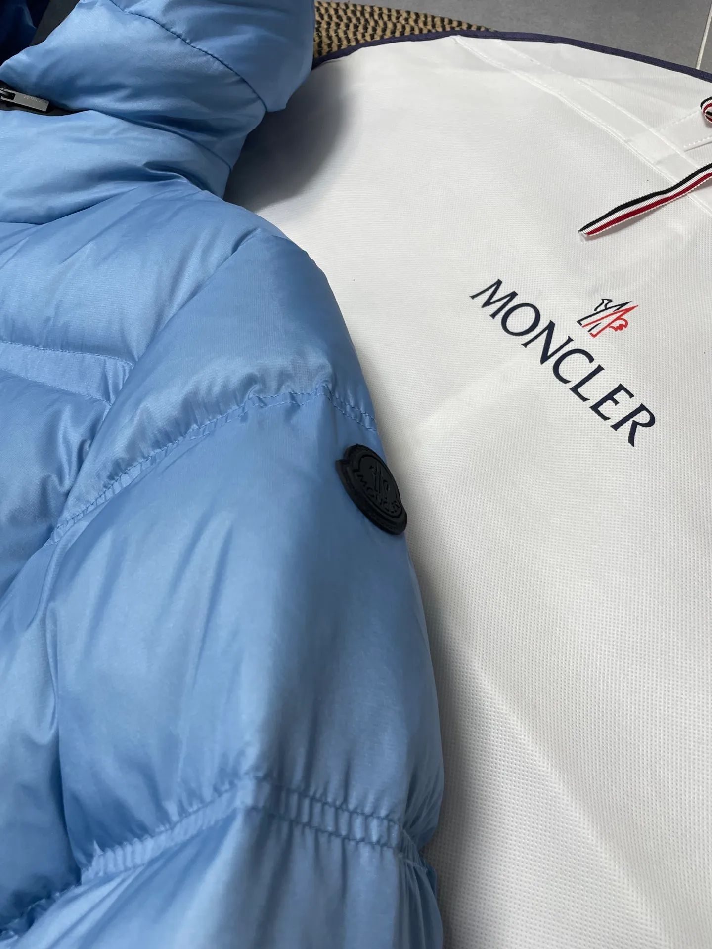 P840 🆕❤️2️⃣0️⃣2️⃣4️⃣🆕Special grade down⬆️Moncler Masac men's short down jacket. A must-have item for fabric control. 2024 new technical fabric. Extremely lightweight. Ultra-light and ultra-white gooseneck filling. Cleanliness ceiling. 850+ fill power. ⚠️Special grade product with complete barcode numbers and consistent with the official website. The tag has built-in NFC electronic sensor anti-counterfeiting. It supports multiple anti-counterfeiting verifications. It comes standard with a full set of gift box packaging at the counter. Masac men's short down jacket is made of protective materials and decorated with geometric quilting, which is lightweight and warm.  The Masac men's down jacket combines cutting-edge fabrics with innovative details. Short design made from lightweight, fine-grained tear-resistant functional fabric for durability and practicality. Lightweight and warm, it's finished with gusseted quilting. Comes with removable hood. Details •Made from ripstop fabric •Fine soft ripstop lining •Down filled •Removable hood •Two-way zipper closure •Zip pockets •Elasticized cuffs and hem Size: 1-5 Black/Blue Couple's