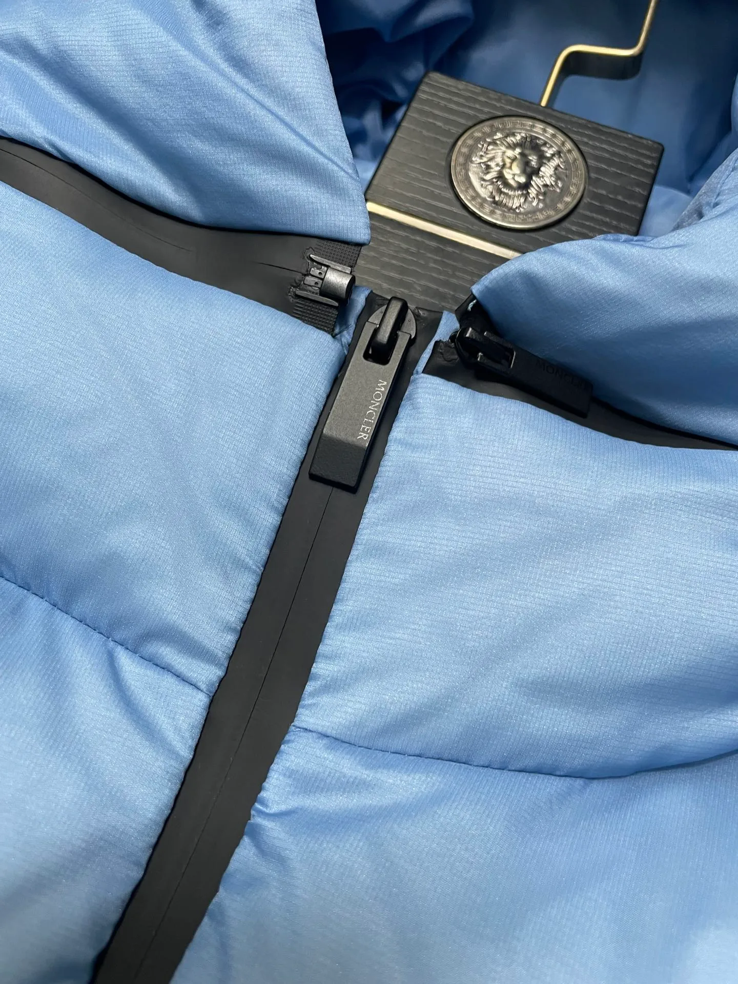 P840 🆕❤️2️⃣0️⃣2️⃣4️⃣🆕Special grade down⬆️Moncler Masac men's short down jacket. A must-have item for fabric control. 2024 new technical fabric. Extremely lightweight. Ultra-light and ultra-white gooseneck filling. Cleanliness ceiling. 850+ fill power. ⚠️Special grade product with complete barcode numbers and consistent with the official website. The tag has built-in NFC electronic sensor anti-counterfeiting. It supports multiple anti-counterfeiting verifications. It comes standard with a full set of gift box packaging at the counter. Masac men's short down jacket is made of protective materials and decorated with geometric quilting, which is lightweight and warm.  The Masac men's down jacket combines cutting-edge fabrics with innovative details. Short design made from lightweight, fine-grained tear-resistant functional fabric for durability and practicality. Lightweight and warm, it's finished with gusseted quilting. Comes with removable hood. Details •Made from ripstop fabric •Fine soft ripstop lining •Down filled •Removable hood •Two-way zipper closure •Zip pockets •Elasticized cuffs and hem Size: 1-5 Black/Blue Couple's