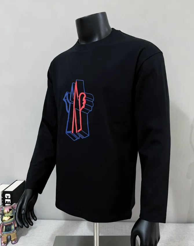 P190 Meng Mou·Moncler MONCLER is new, FW autumn and winter new long-sleeved T-shirt, with 0.7cm soft glue embossed large logo on the official website, matching details, three-needle threading process, made of 280g double yarn pure cotton fabric, imported woven thread, and the collar is bone-wrapped and wrapped to prevent deformation. , the fabric is soft and breathable, processed by high-temperature pre-shrinking process at the factory, scan the code and touch the NCF washable mark for identification, the details are in place, the upper body is simple and beautiful, the European size version, loose and suitable, a must-have for the autumn and winter base layer outer wardrobe, color: black, white, size XS-L (L size can wear 200 pounds)